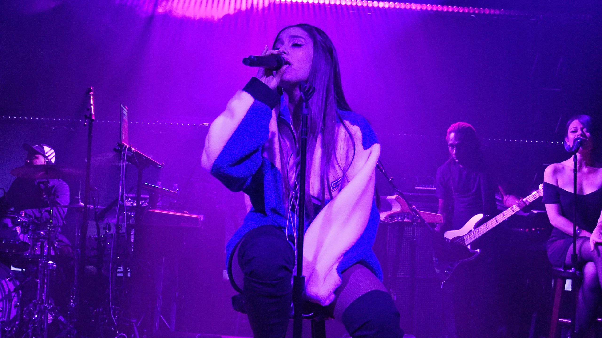 2560x1440 Ariana Grande Restarted Her Live Performance for a Fan Who Wasn't Recording Yet
