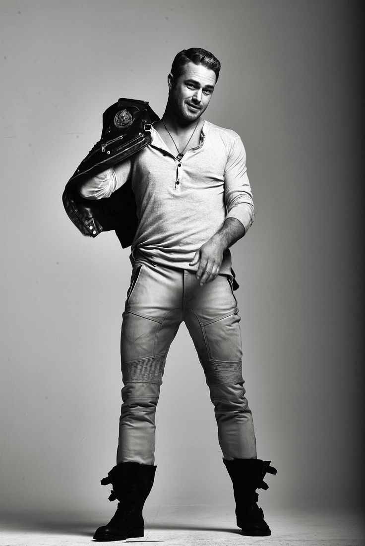 736x1102 Taylor Kinney Wallpaper