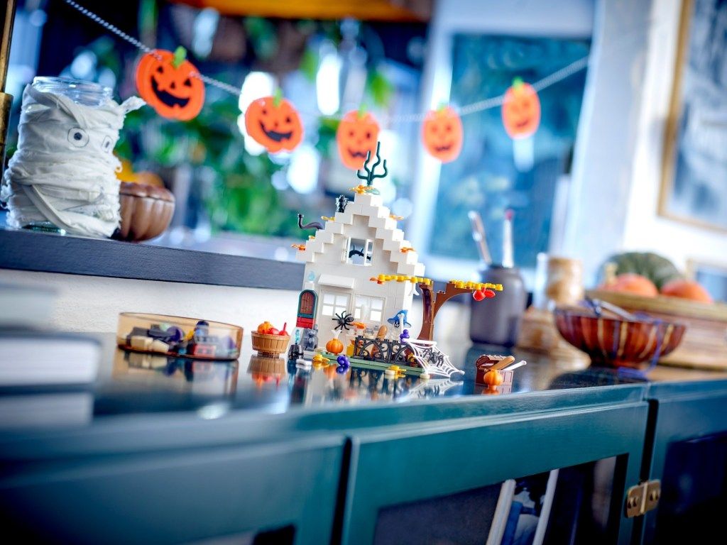 1024x768 Spine Tingling Fun Awaits With The LEGO Halloween Add On Pack 40608 Gift With Purchase