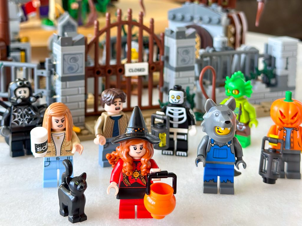 1024x768 I upgraded LEGO Hocus Pocus Sanderson's Sisters Cottage set for Halloween.