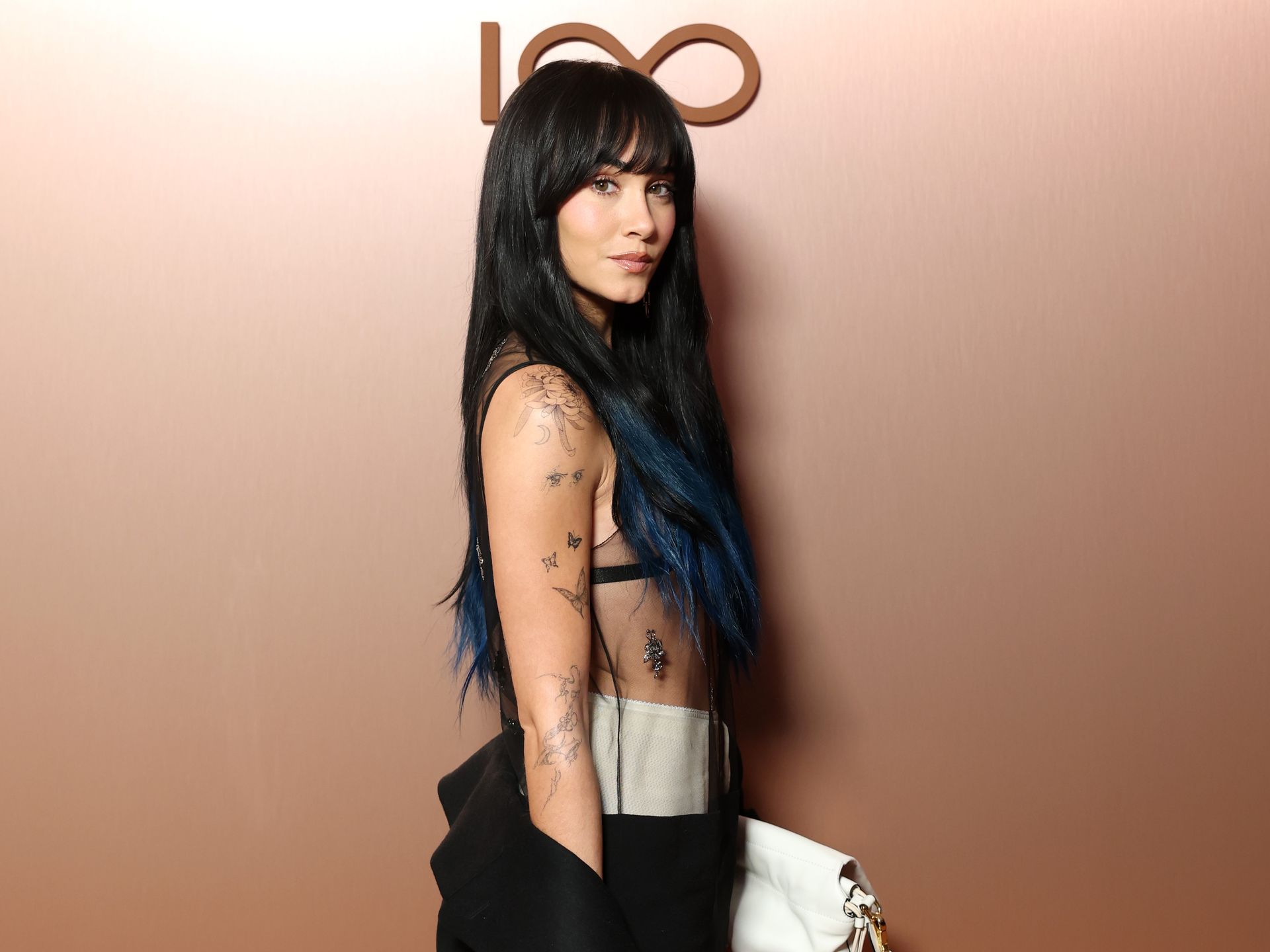 1920x1440 Aitana estrena en Milán melenón con extensiones y no abandona sus californianas azules