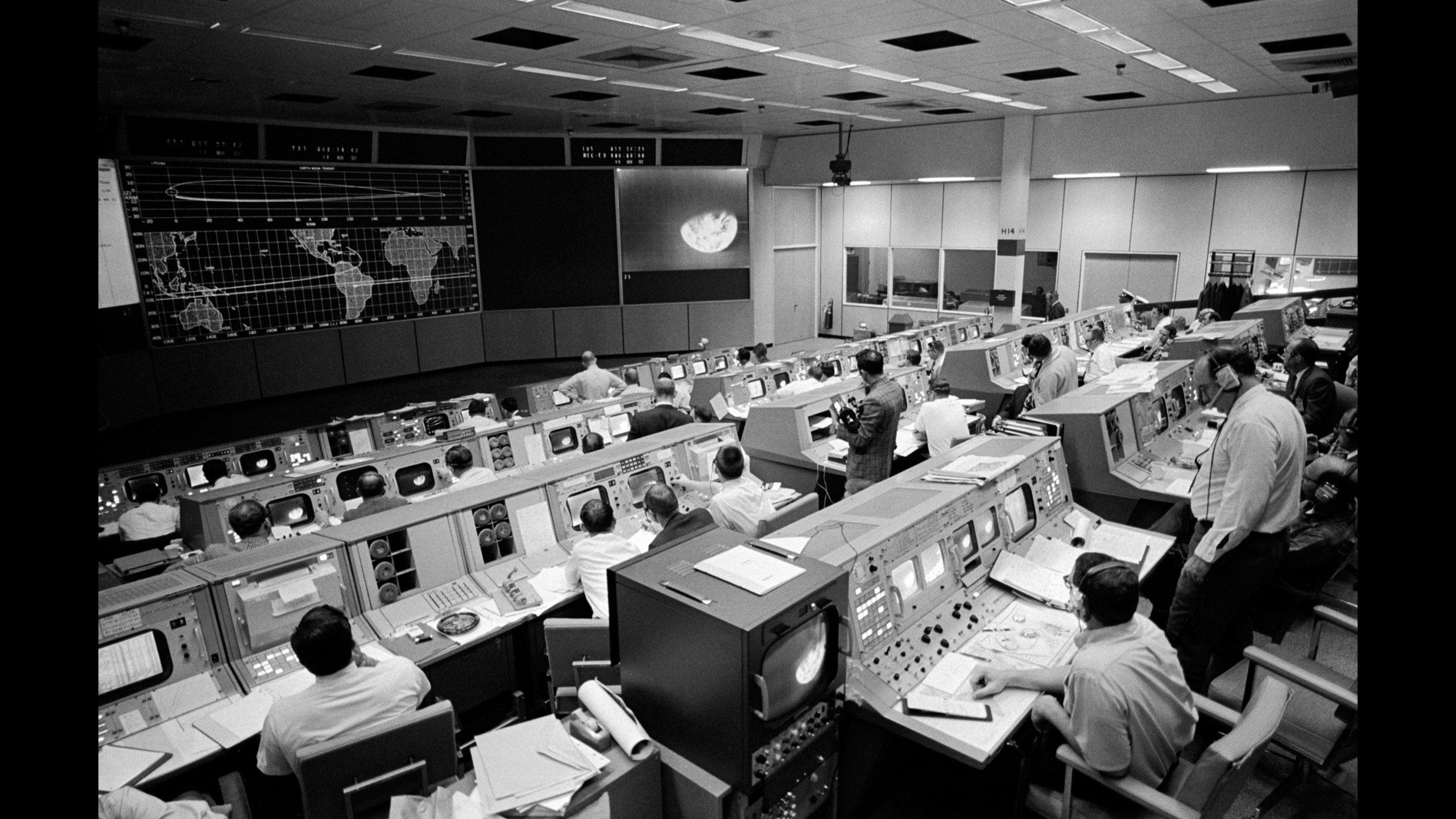 2560x1440 Apollo Mission Control Center restored to its former glory