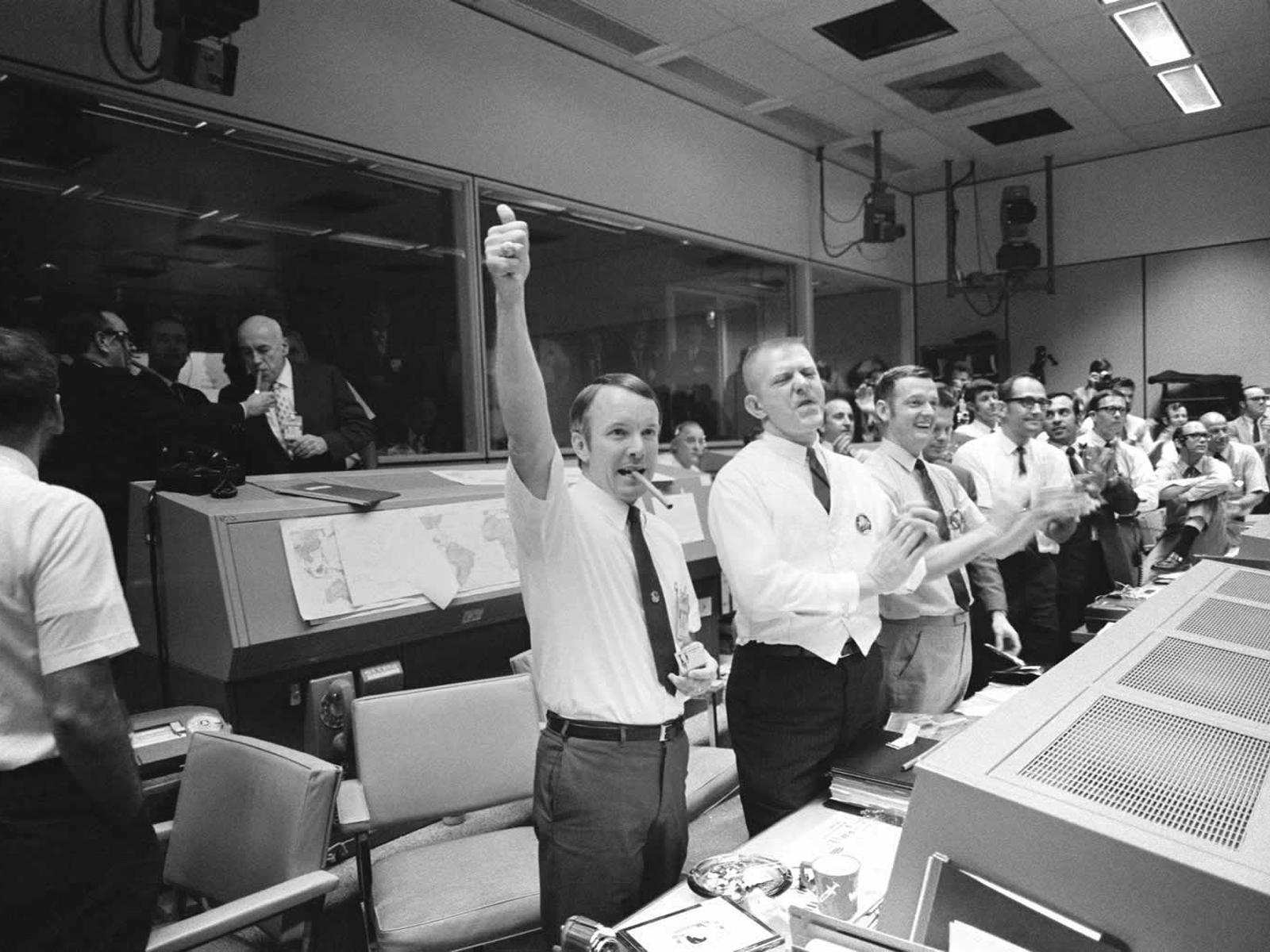 1600x1200 Mission Control celebrates successful splashdown of Apollo