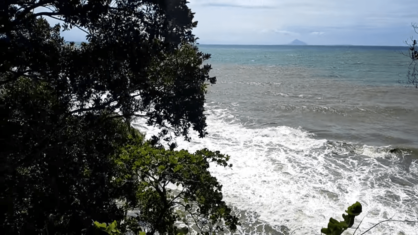 1366x768 On Karang Bolong Beach, take picture of travelers
