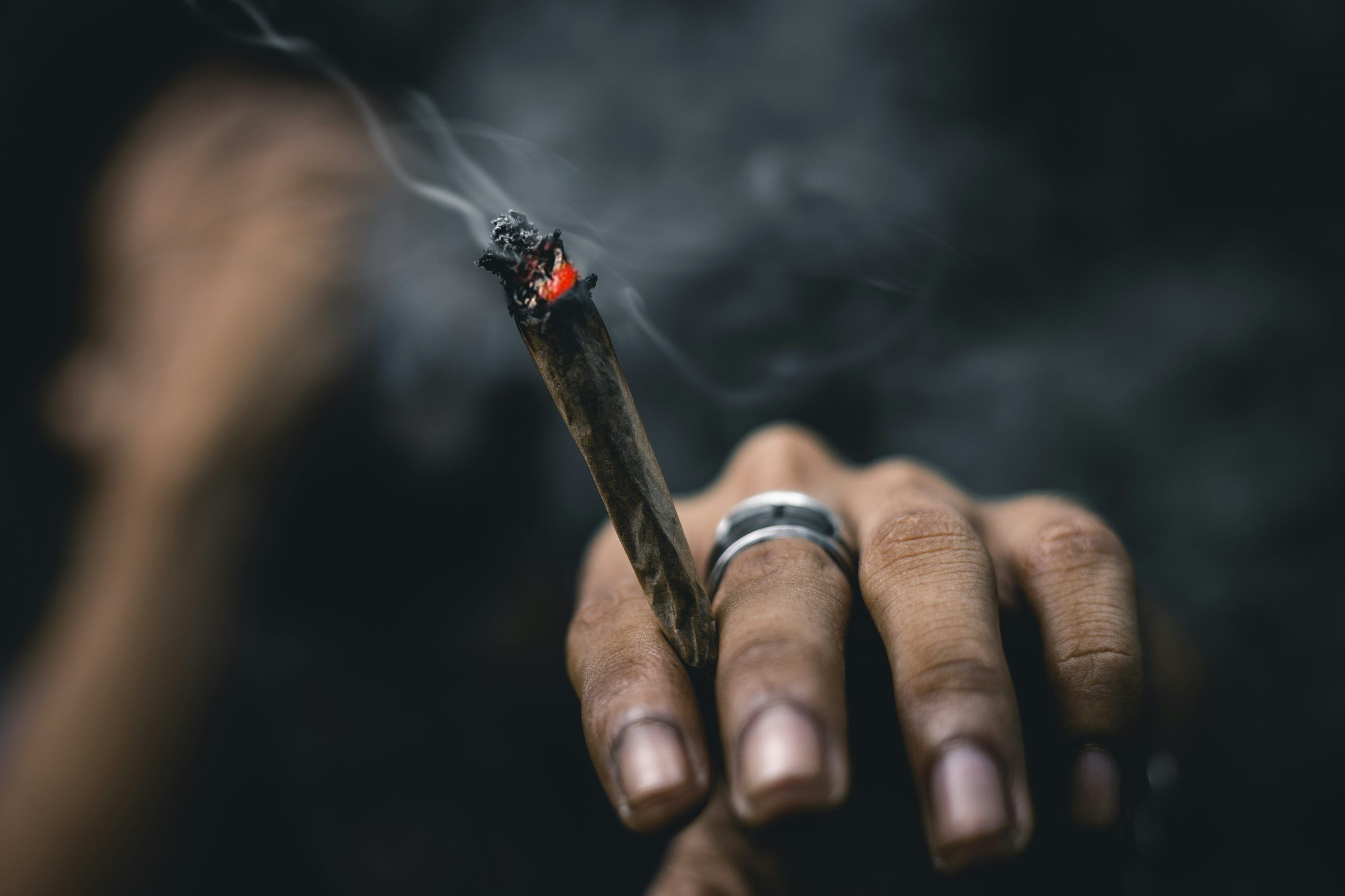 3000x2000 Person wearing ring and holding blunt