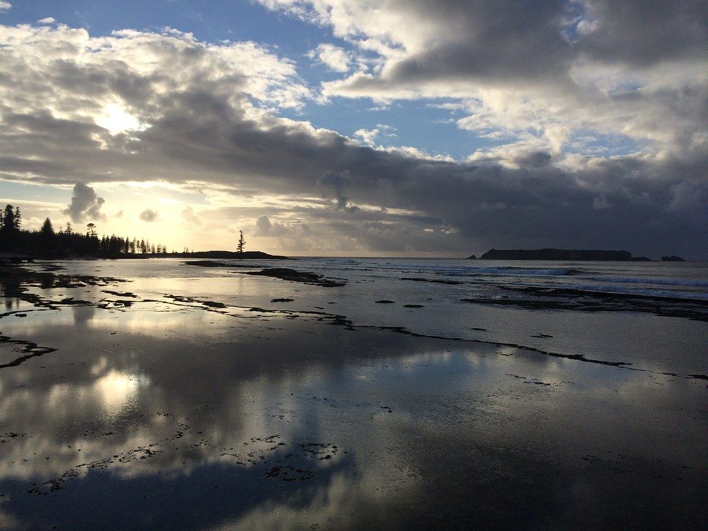 1024x768 Dawn over Kingston reef