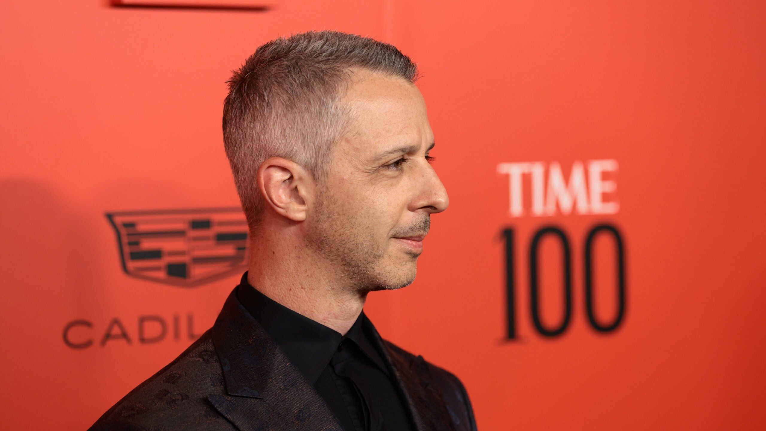 2560x1440 Jeremy Strong Wallpaper