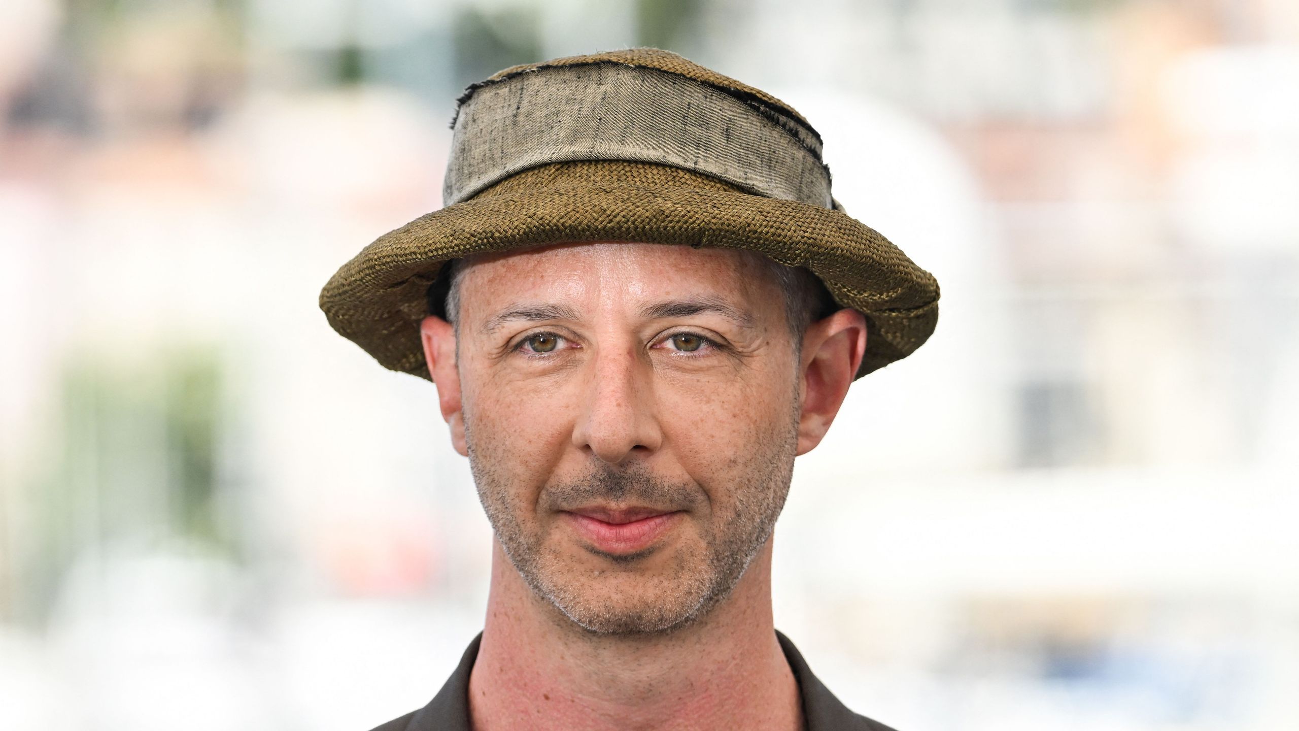 2560x1440 Jeremy Strong's Emmys Star in the Listing Pics for His Williamsburg Condo
