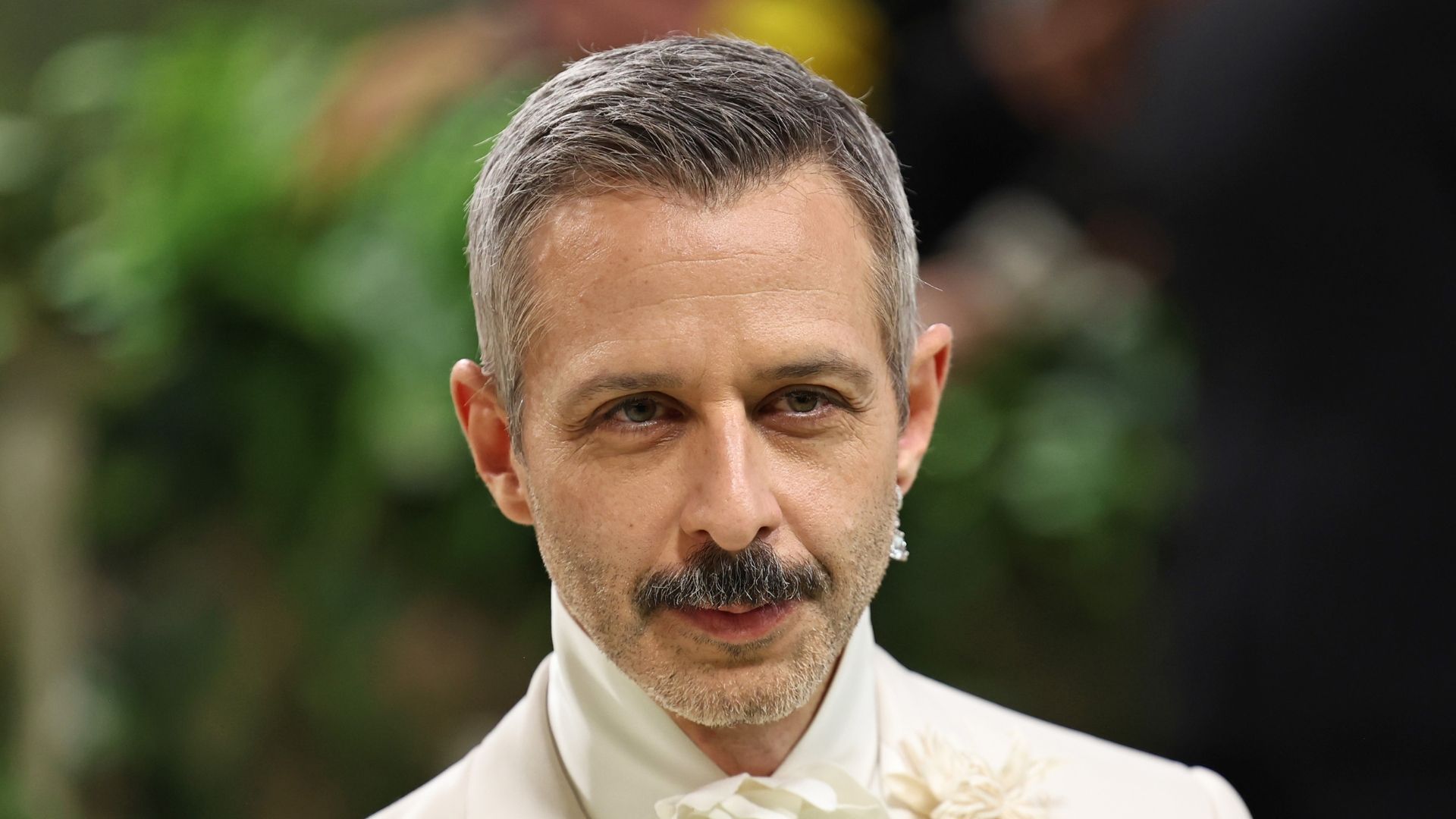 1920x1080 Jeremy Strong's hair: grey crew cut with moustache