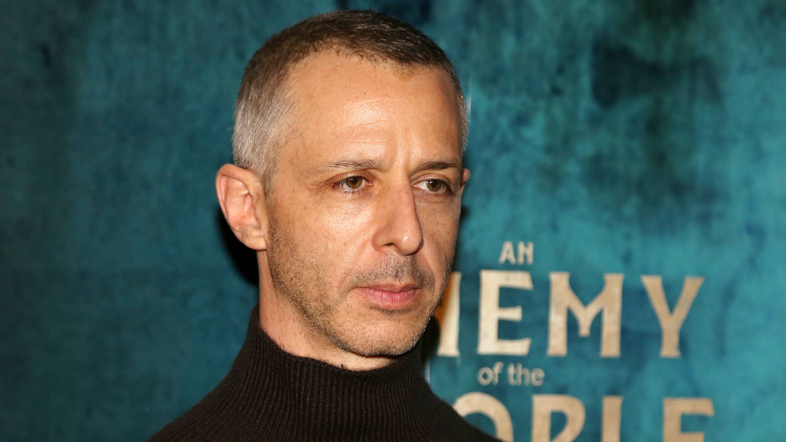 2560x1440 I Don't Feel The Need To Apologize': Jeremy Strong Defends His Intense On Set Process