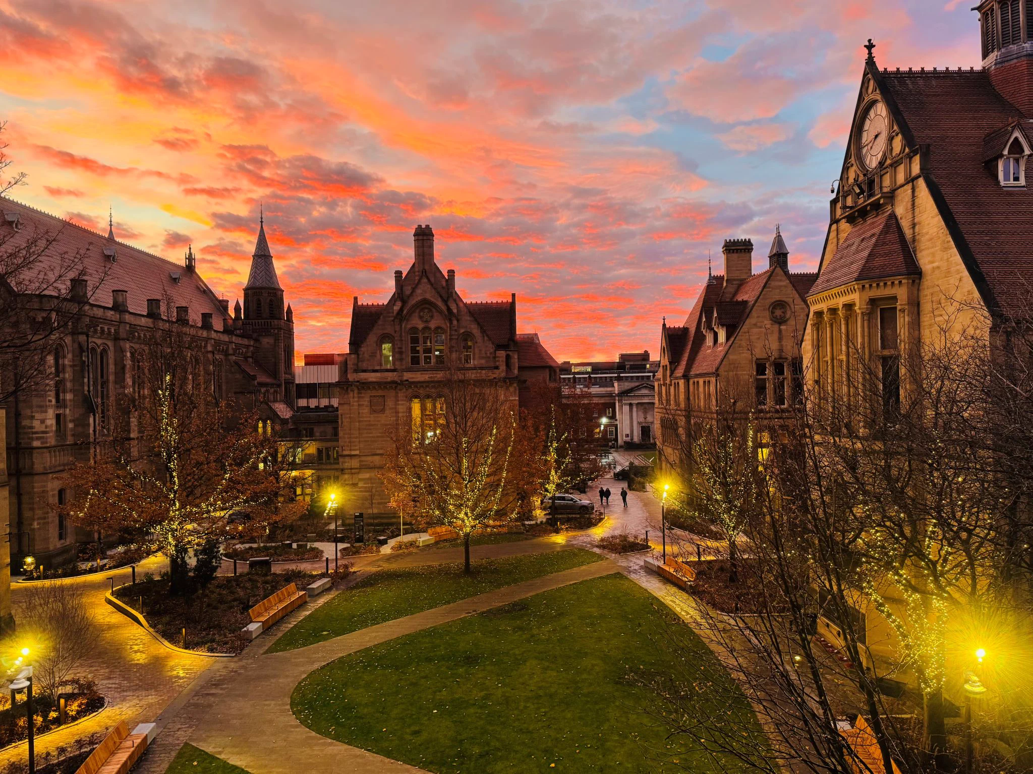 2048x1536 The University of Manchester on X: The Old Quad in lights✨