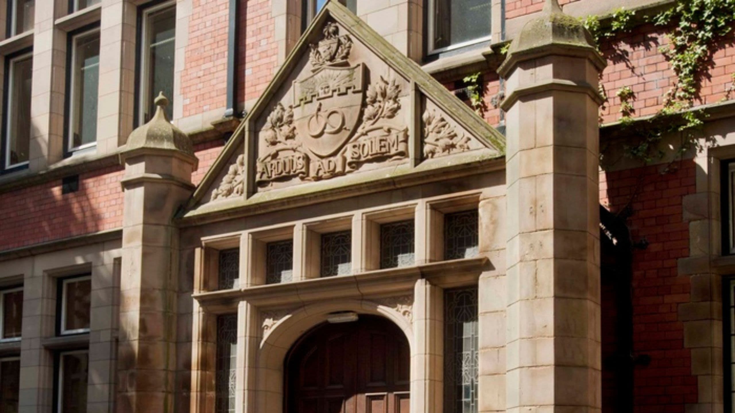 2560x1440 The University of Manchester heritage and culture tour