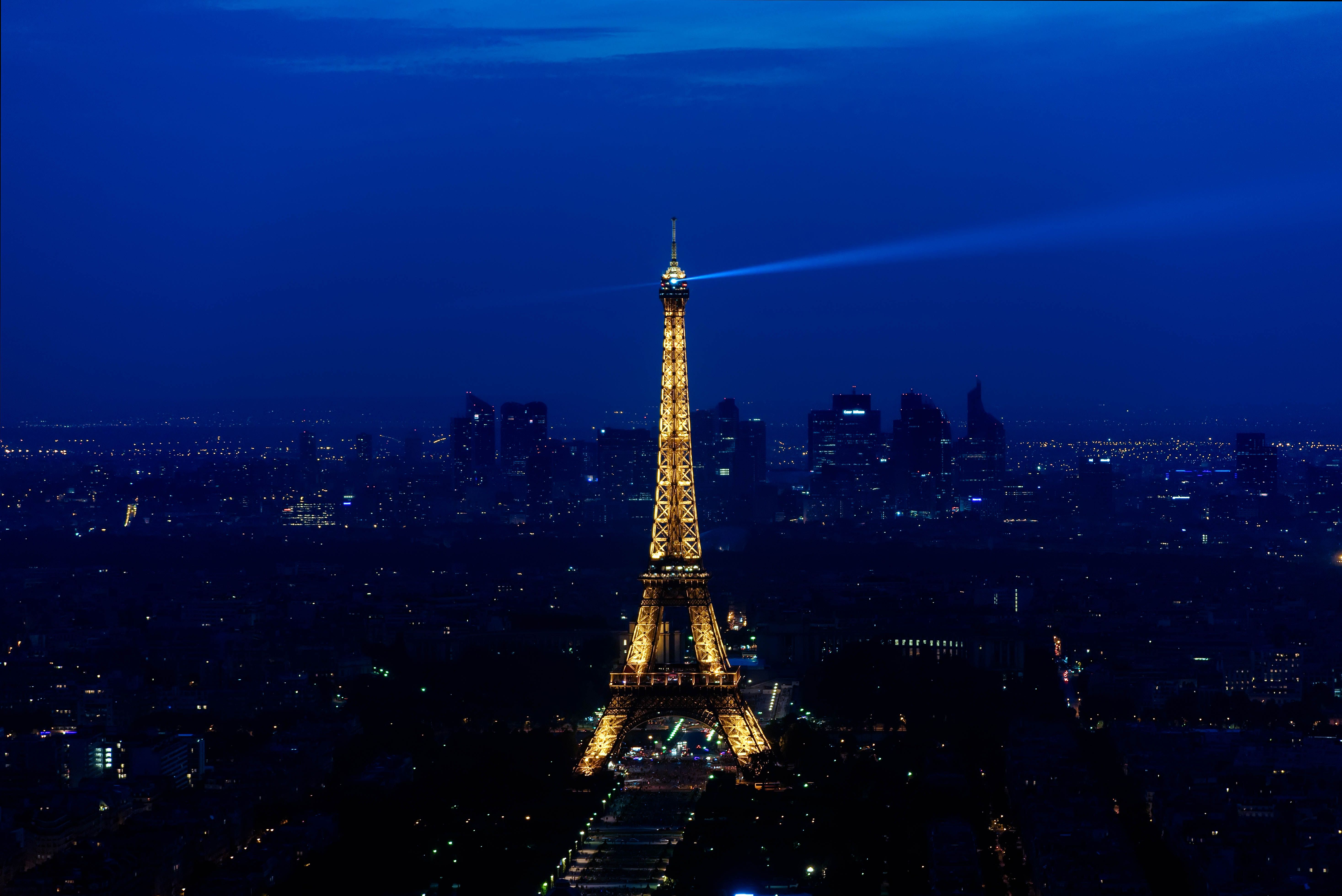 5869x3918 Eiffel Tower Illuminated: Stunning Blue Nightscape of Paris in 4K Ultra HDx3918