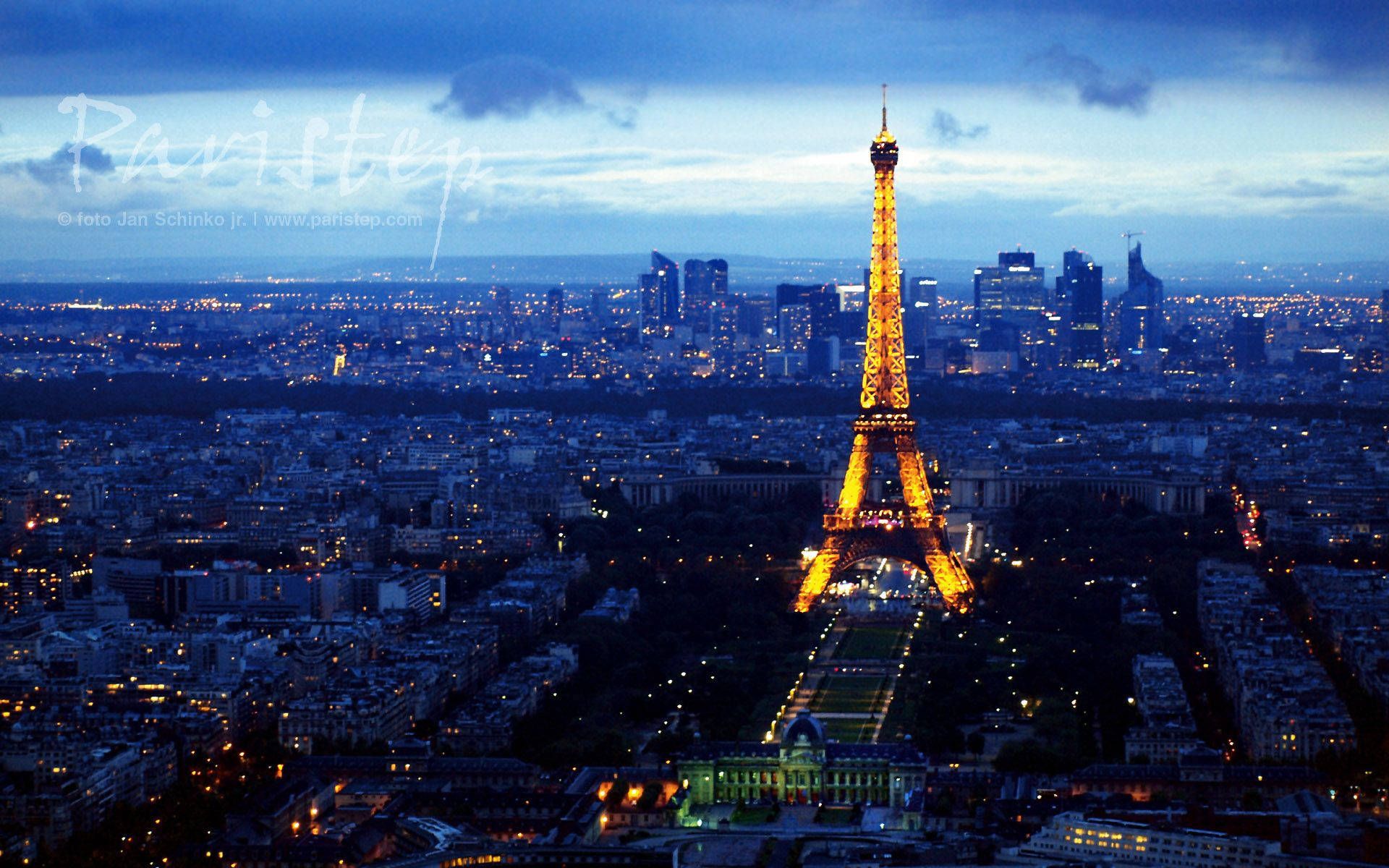 1920x1200 Download The Eiffel Tower illuminated in golden light in Paris Wallpaper