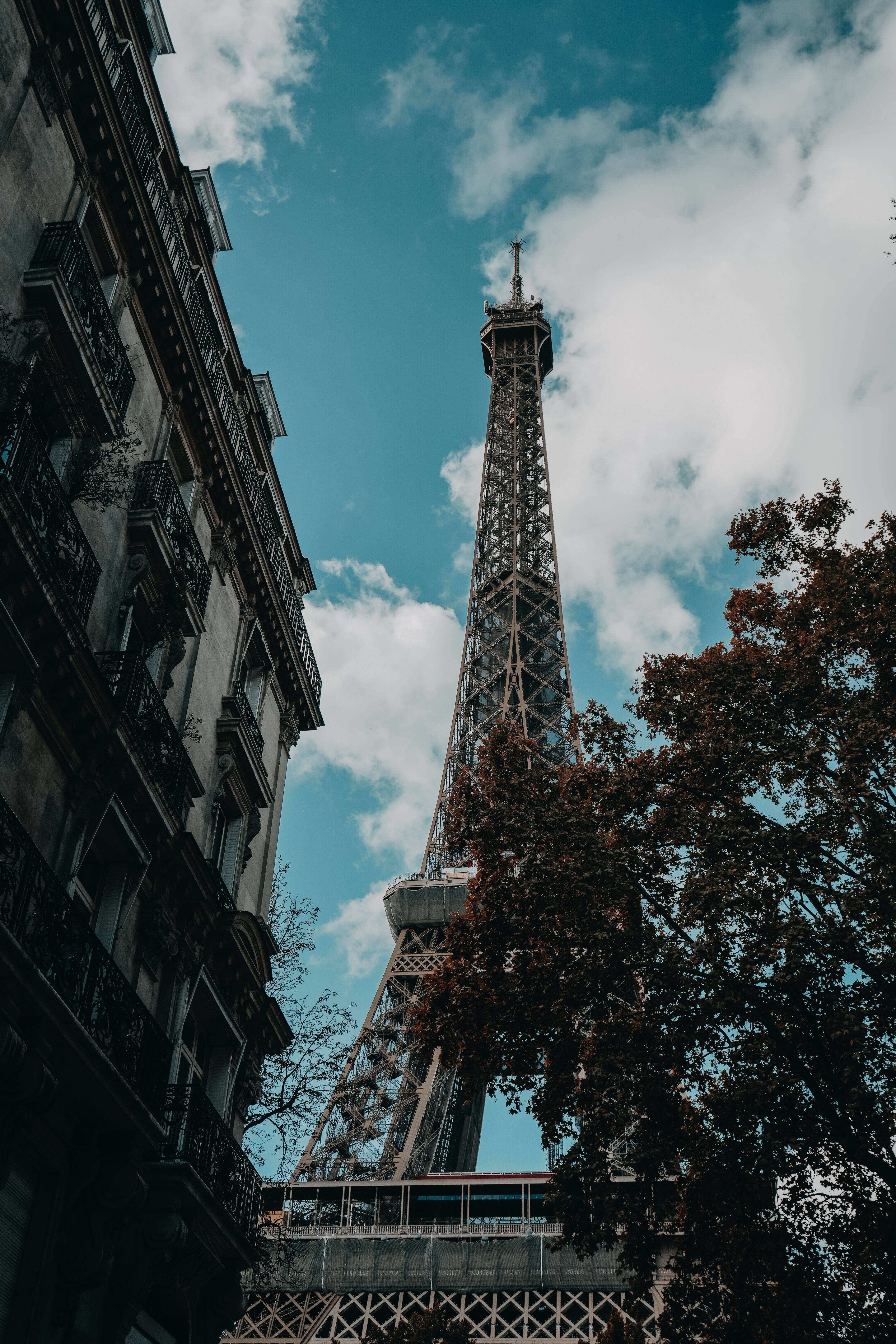 4672x7008 Eiffel Tower in Paris · Free