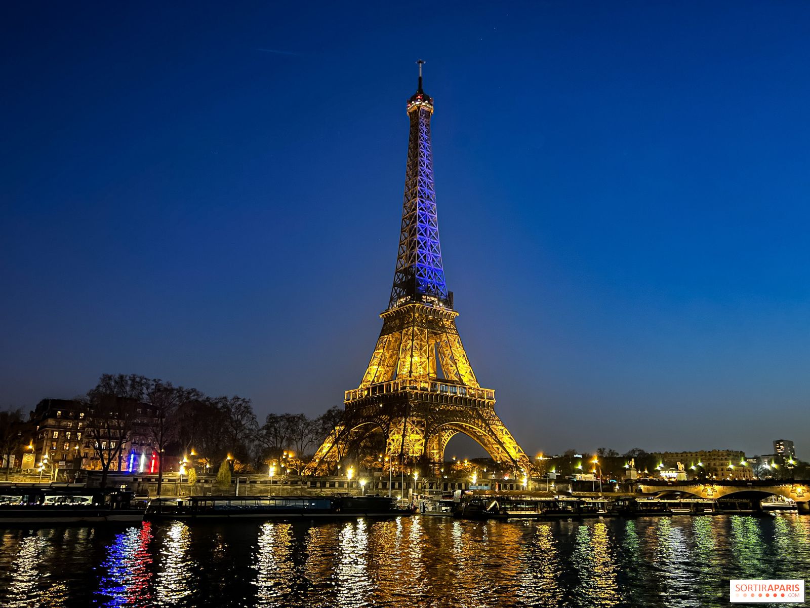 1600x1200 The Eiffel Tower lit in blue and yellow for Ukraine on Monday, August 24