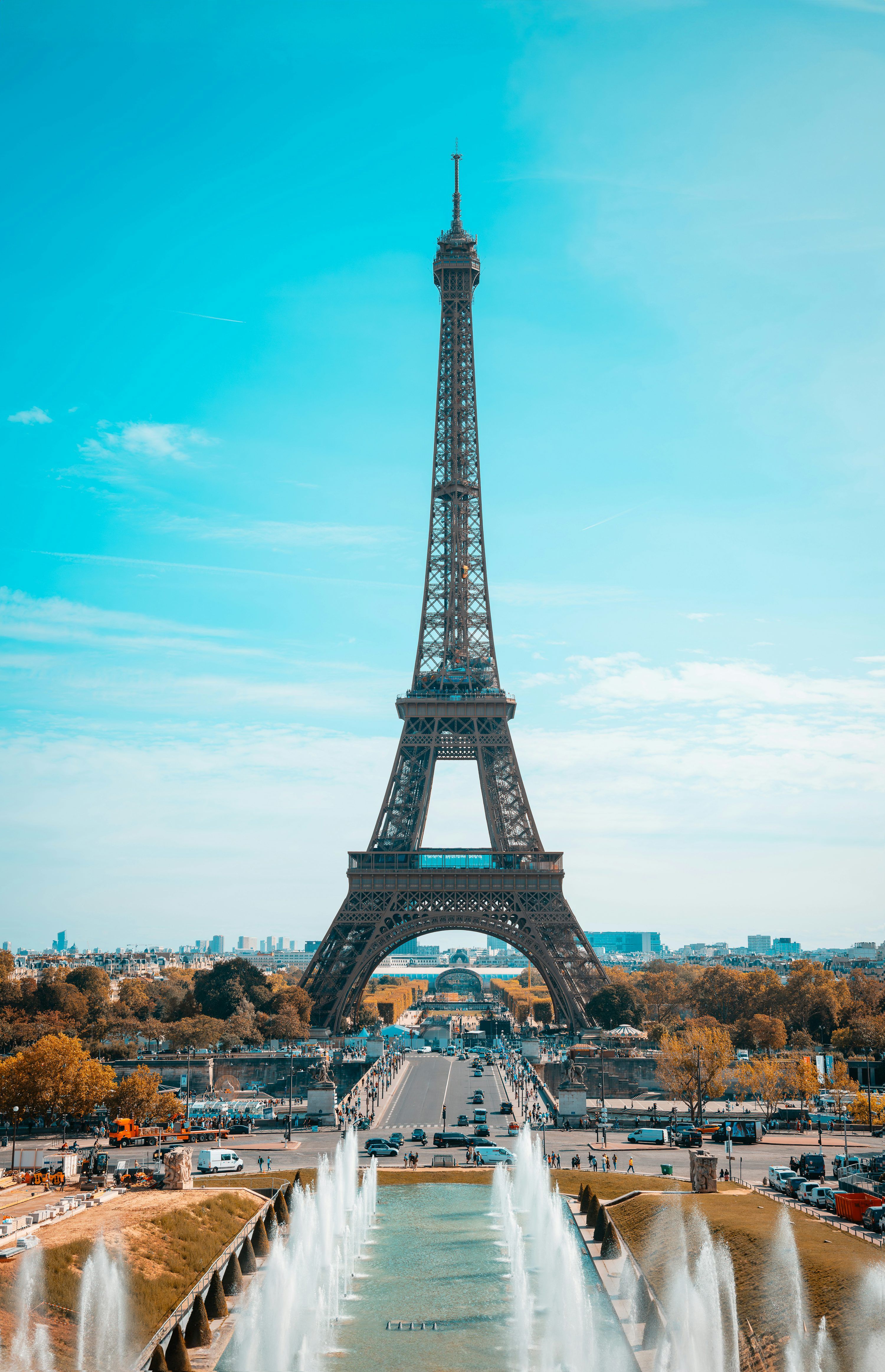 3000x4651 The eiffel tower towering over the city of paris