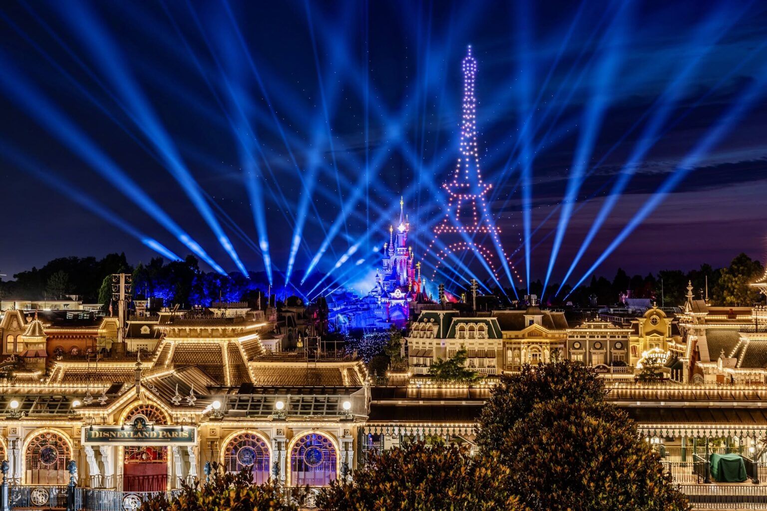 1536x1024 Disneyland Paris celebrates Bastille Day with a special drone display