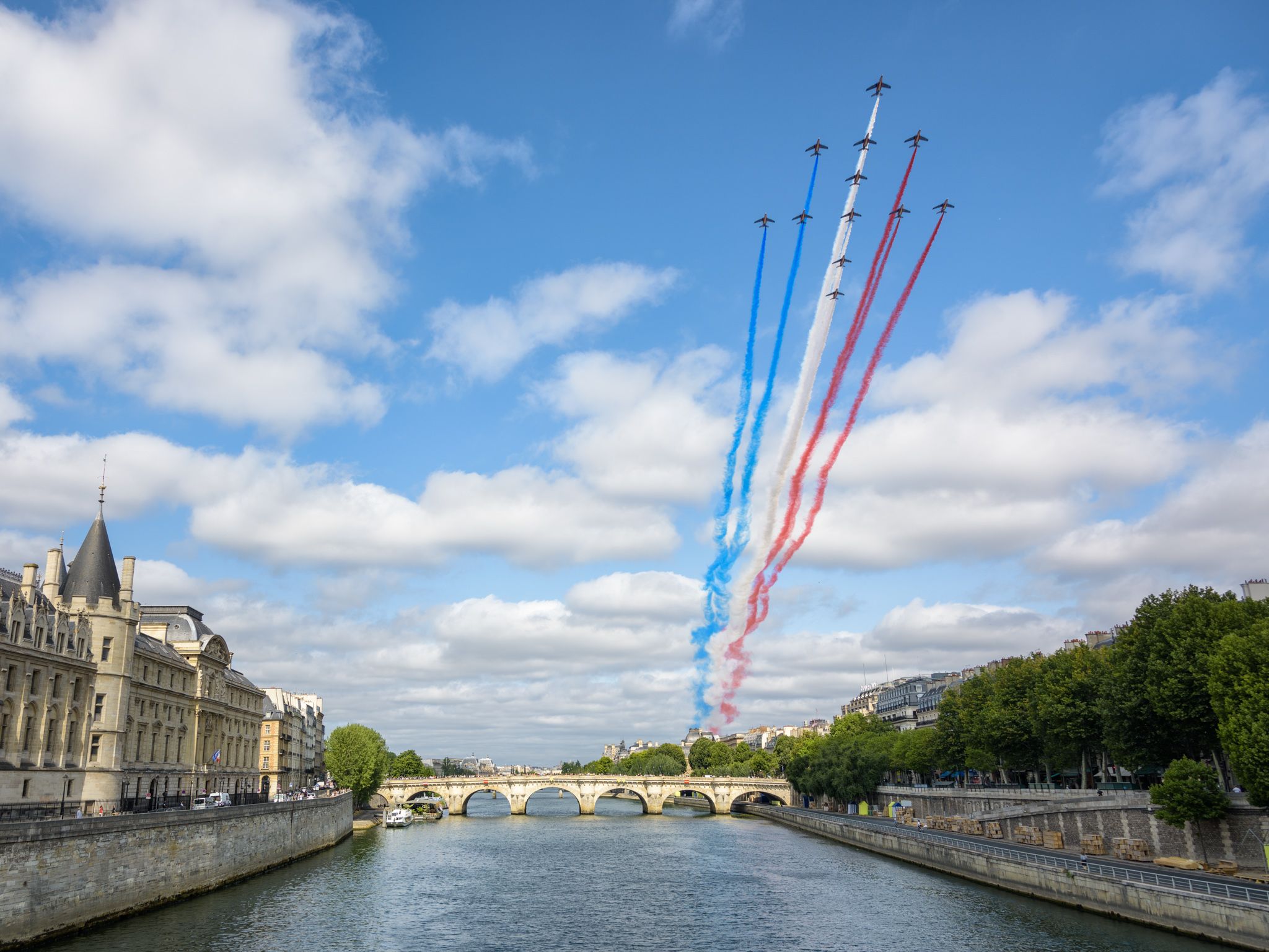 2048x1536 BastilleDay PatrouilleDeFrance (pixinn.net)