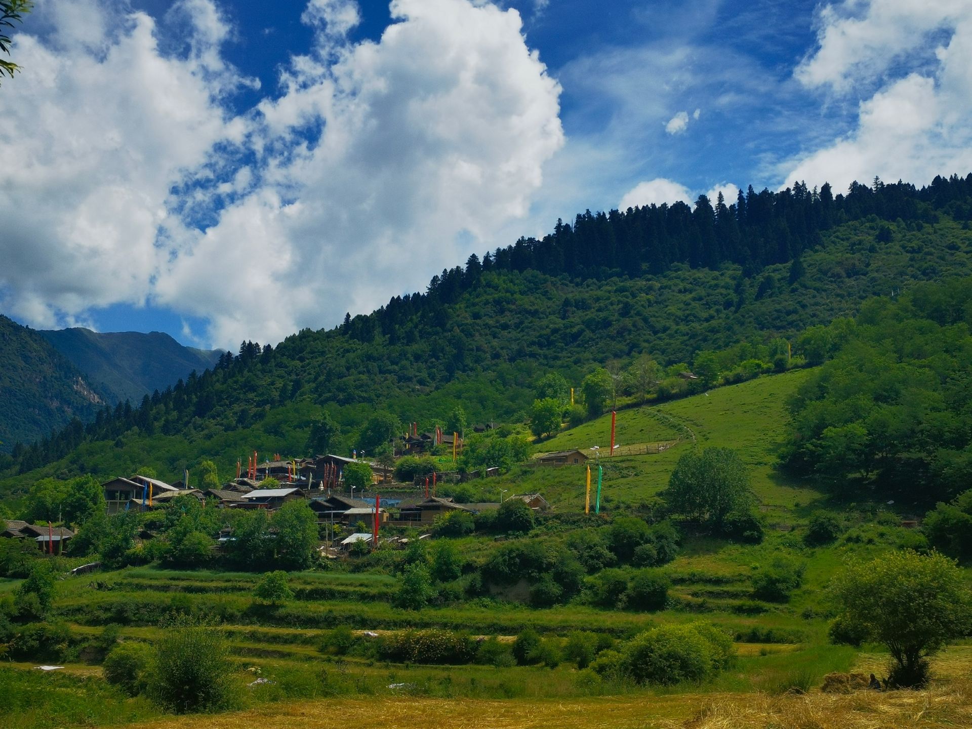 1920x1440 Prayer flags fluttering across the mountains, the sound of Buddhist chants entering your ears｜Jiuzhai Daji Temple, hiding the purest Tibetan local charm. Trip.com Jiuzhaigou