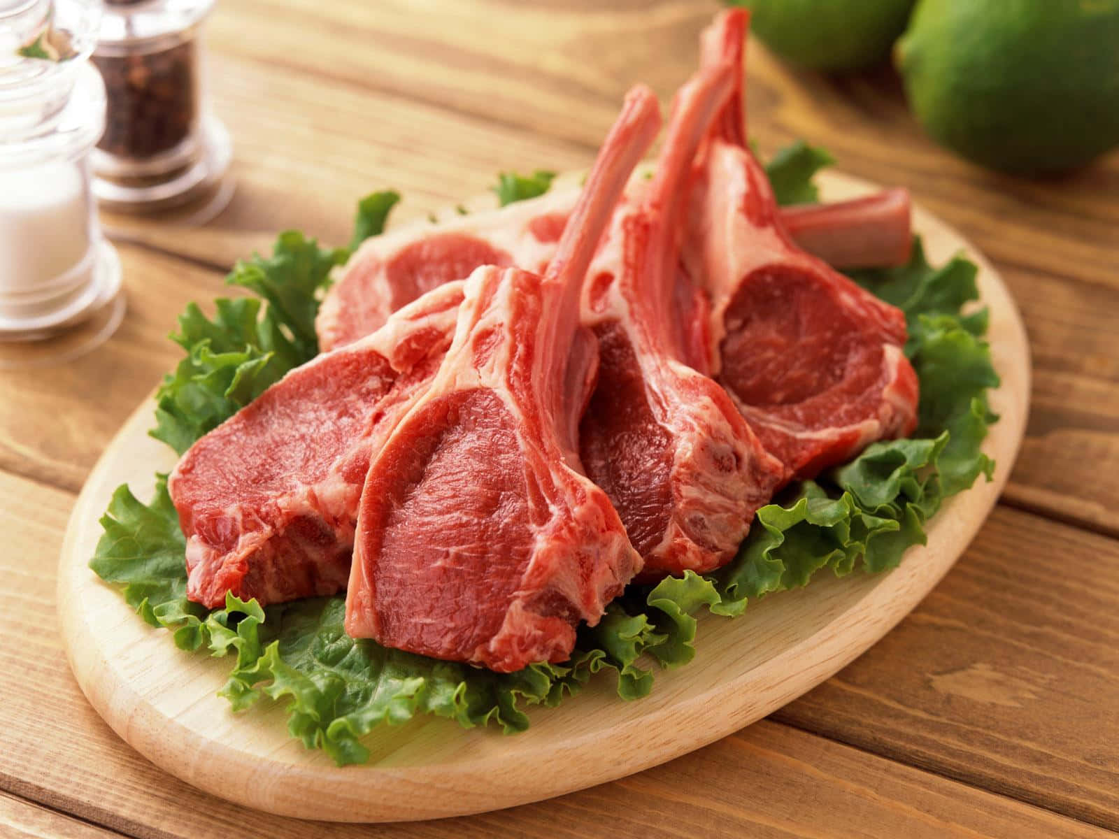 1600x1200 Download a plate of lamb chops on a wooden table Background