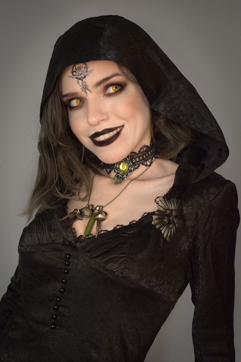 800x1200 Cassandra Dimitrescu cosplay