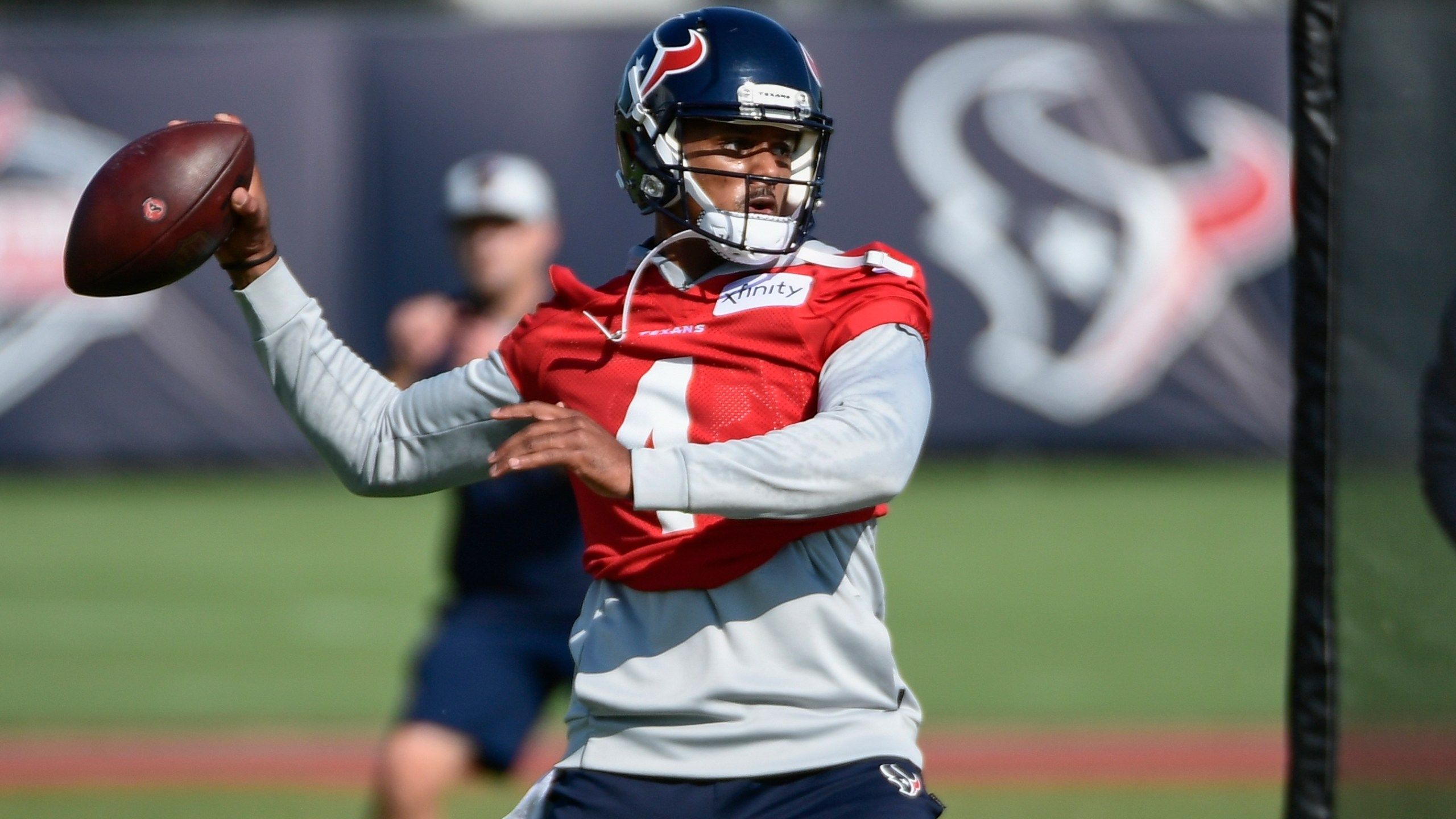2560x1440 Watson practices with Houston Texans on 1st day of camp