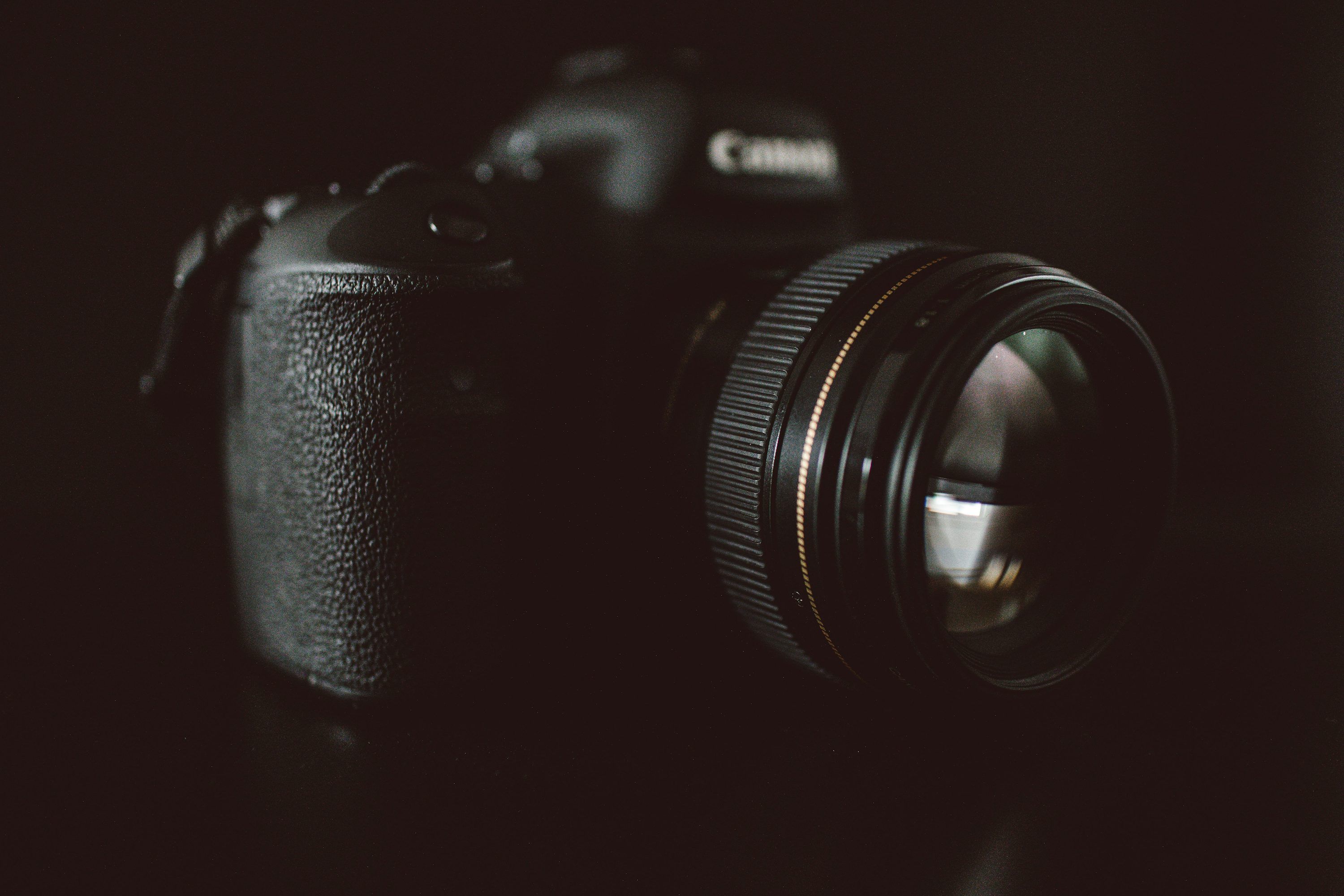 3000x2000 Shallow focus photo of Canon DSLR camera