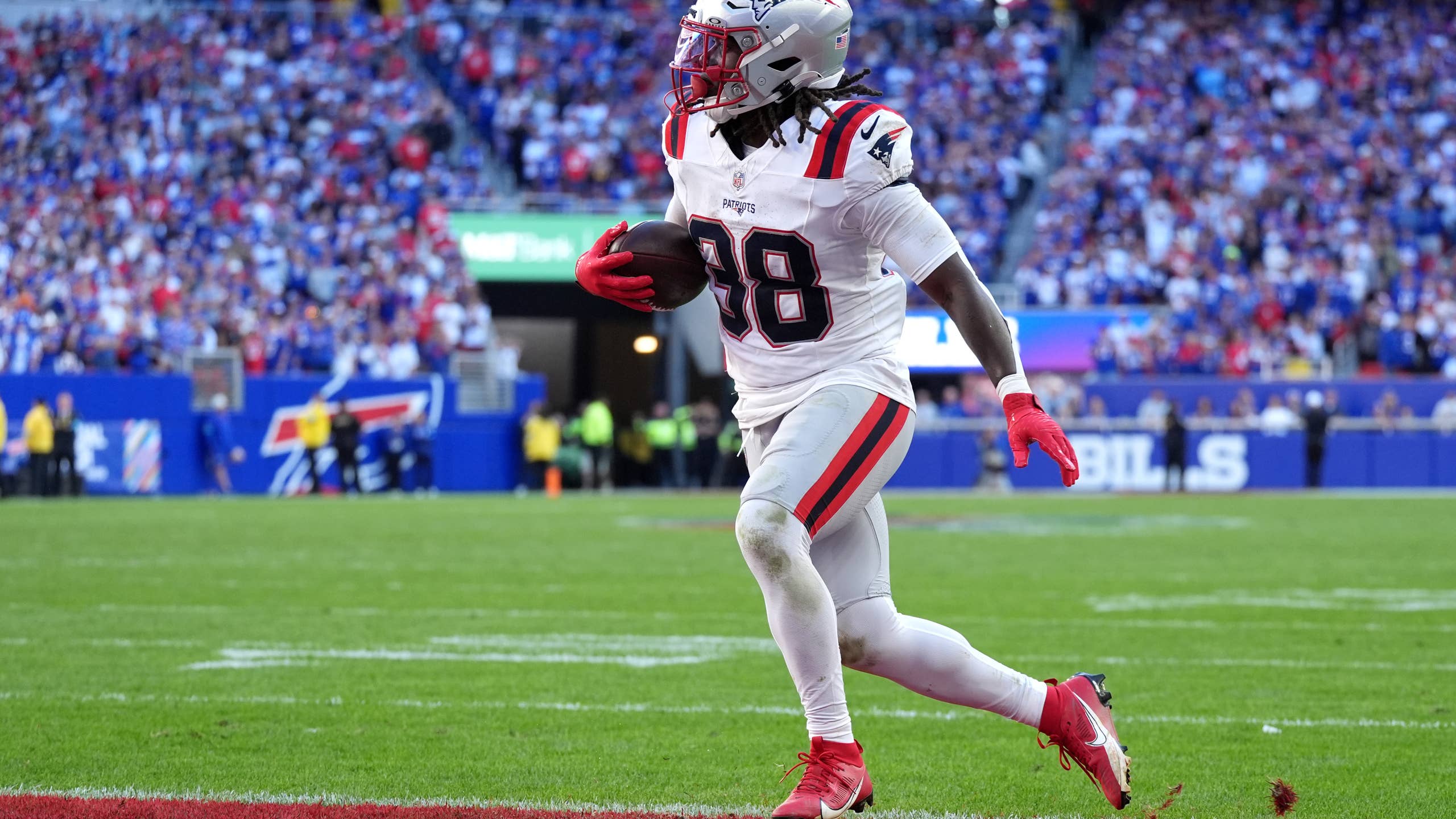 2560x1440 All Systems Go for Rhamondre Stevenson, and Patriots are Certainly Going to Need Him