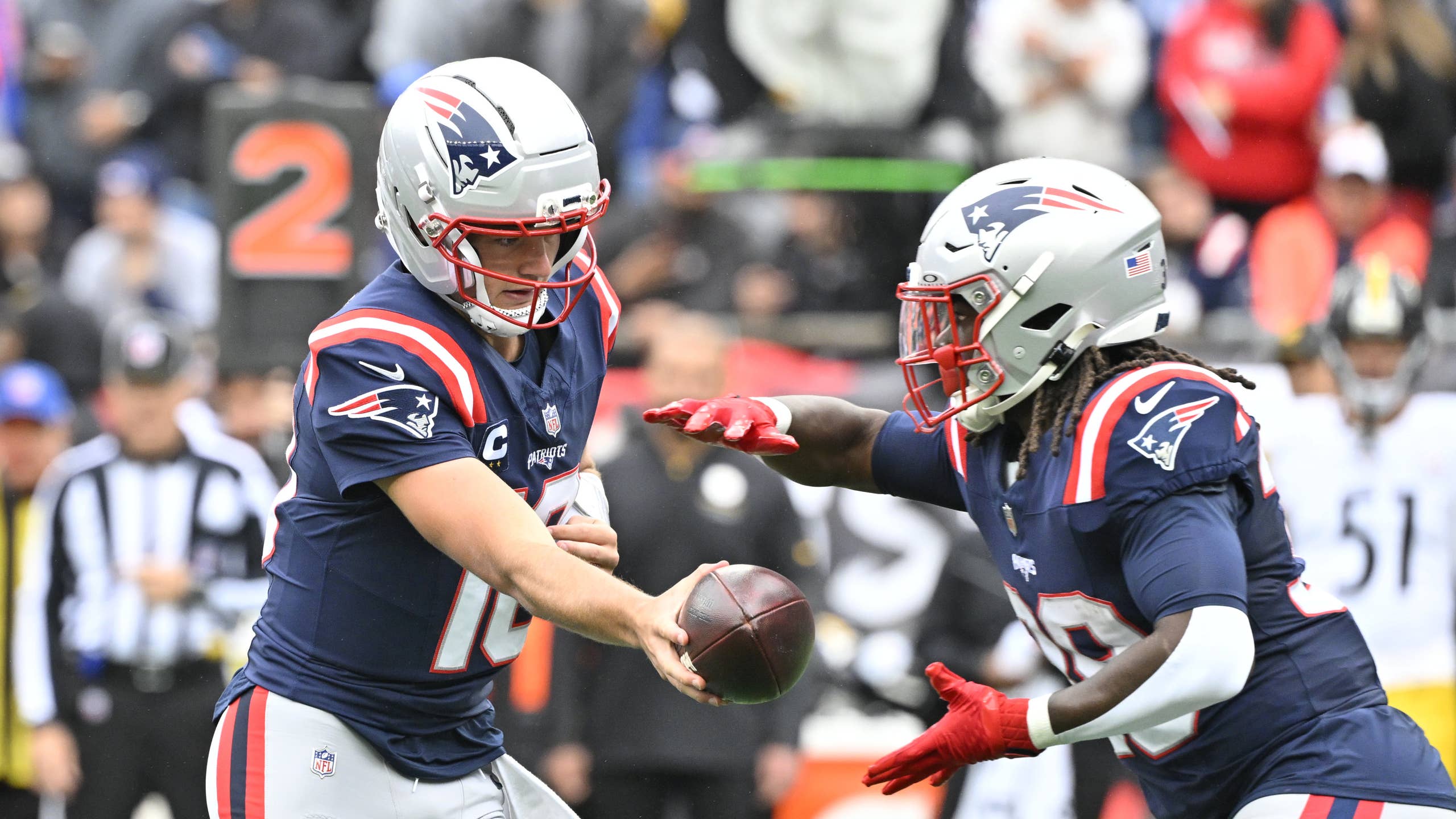 2560x1440 Rhamondre Stevenson vs. TreVeyon Henderson: Mike Vrabel Clarifies the Patriots' Backfield Split