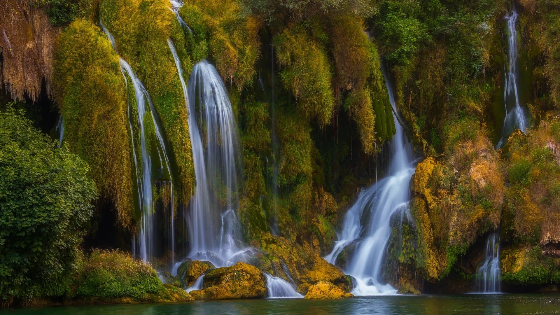 1920x1080 Gentle Falls Water Wallpaper