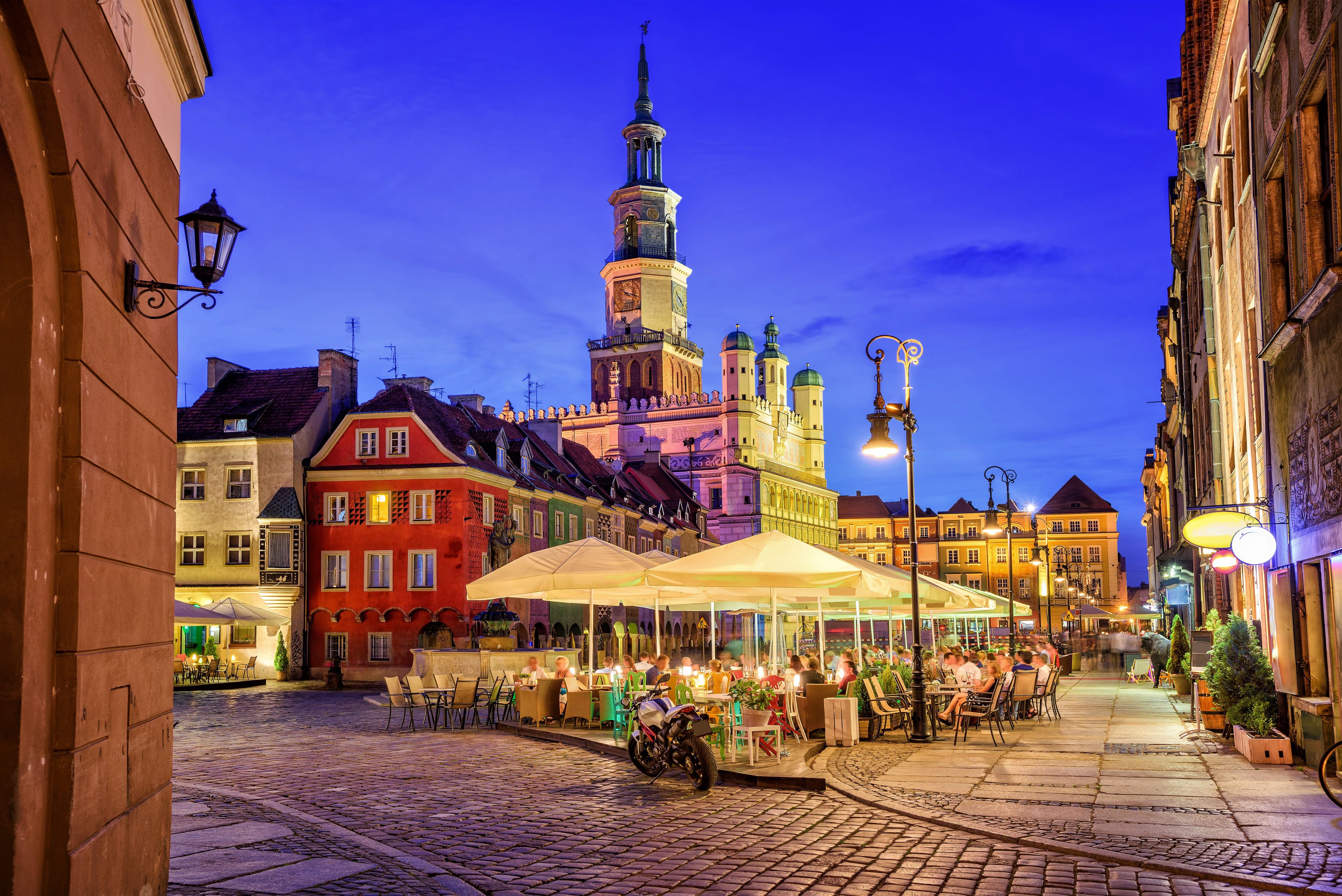 4800x3204 4K Ultra HD: Café on a Polish Town Squarex3204