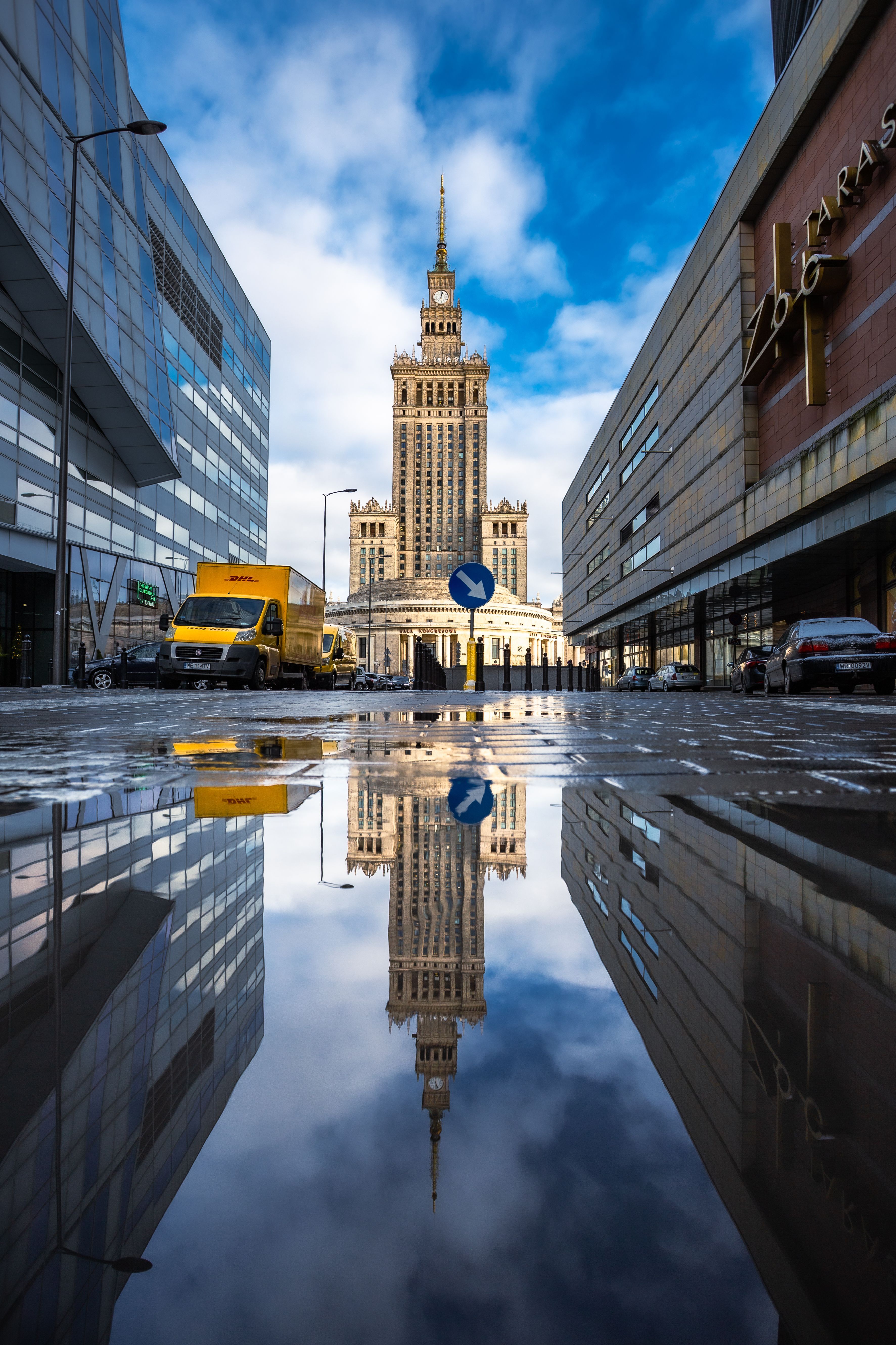 3545x5318 Reflection of Warsaw Palace of Culture and Science · Free