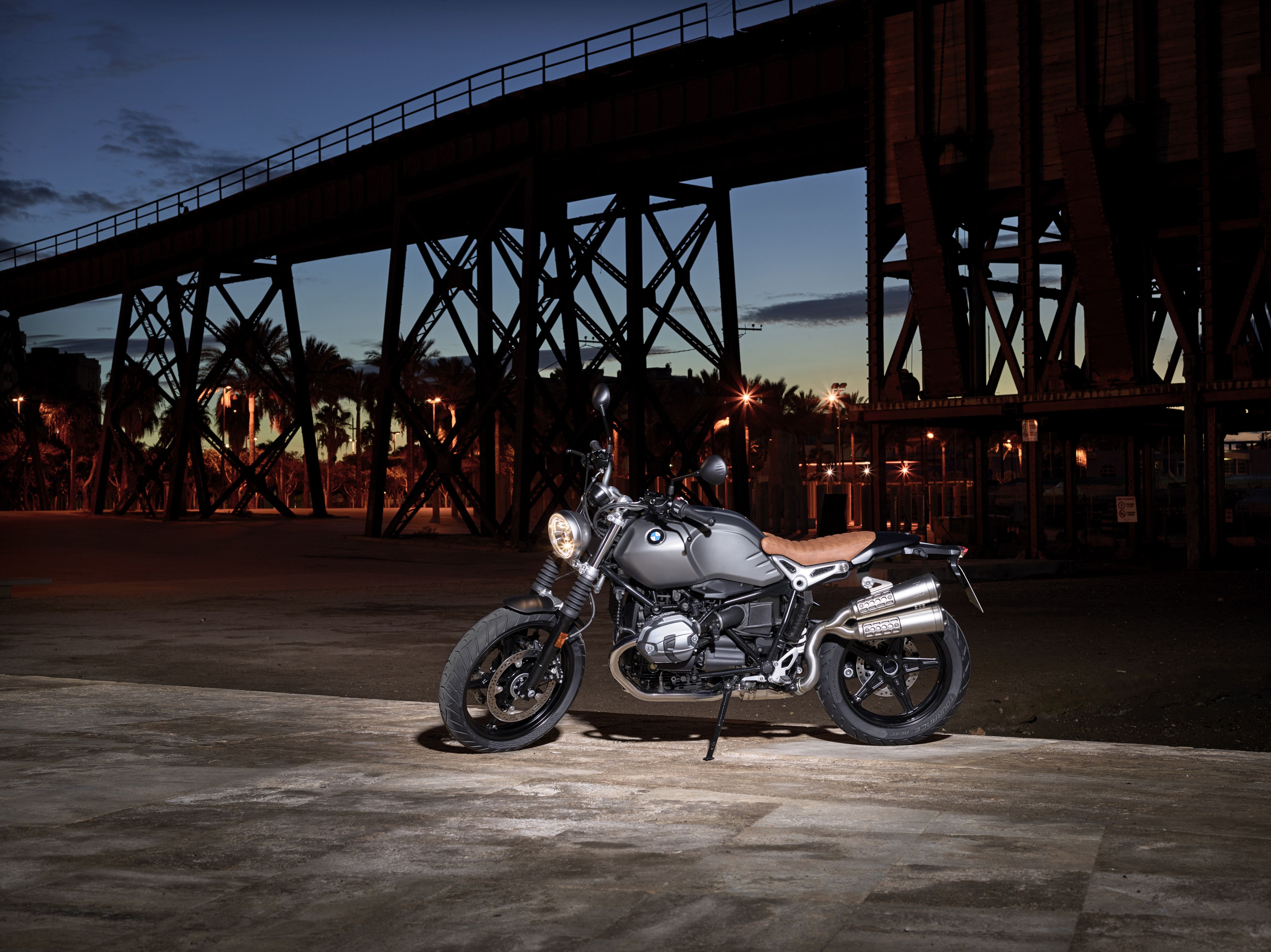 4252x3186 BMW expands retro theme with scrambler