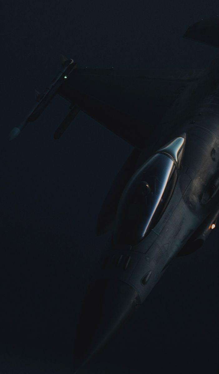 702x1200 Fighter Jet in Night Sky. Havacılık sanat, Hava kuvvetleri, Uçak