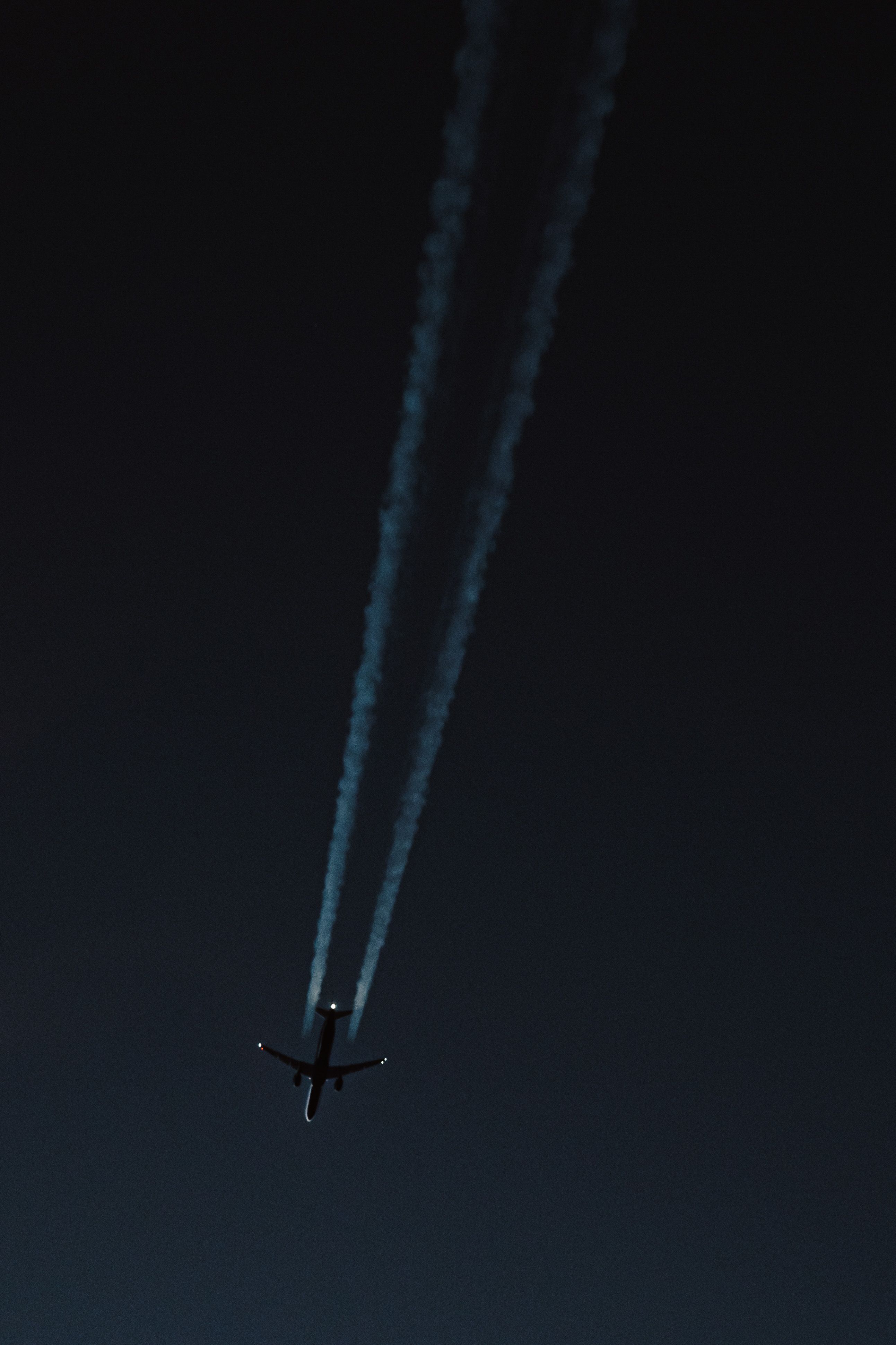 2585x3878 An Aircraft with Contrails · Free