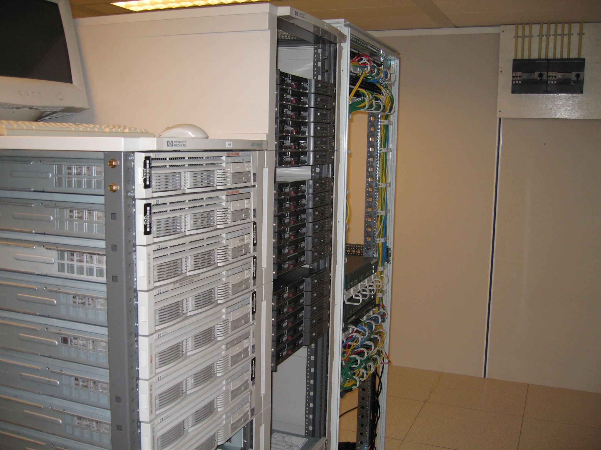 2048x1536 Server room with HP NetServers