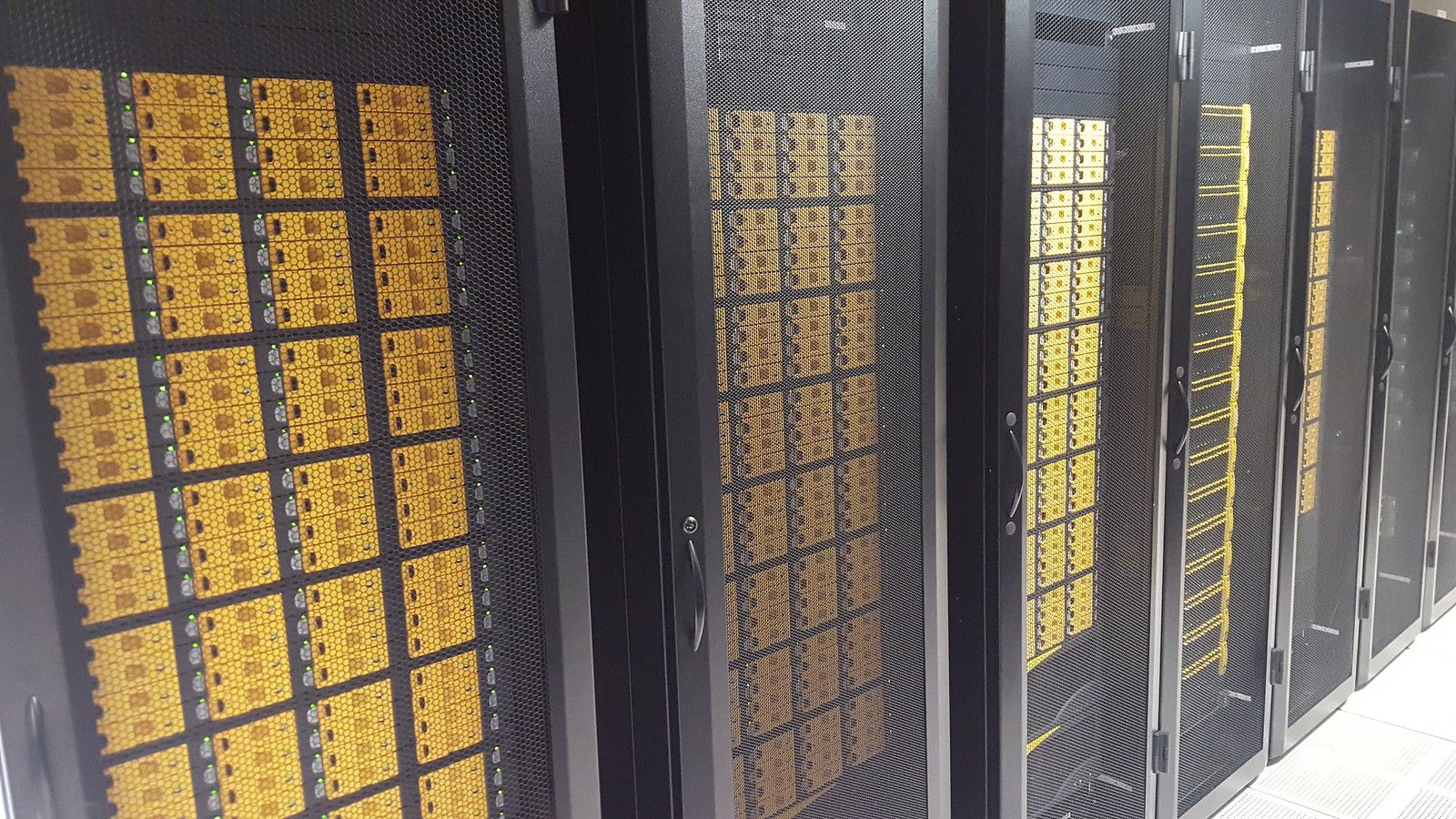 1600x900 3PAR and HP Servers