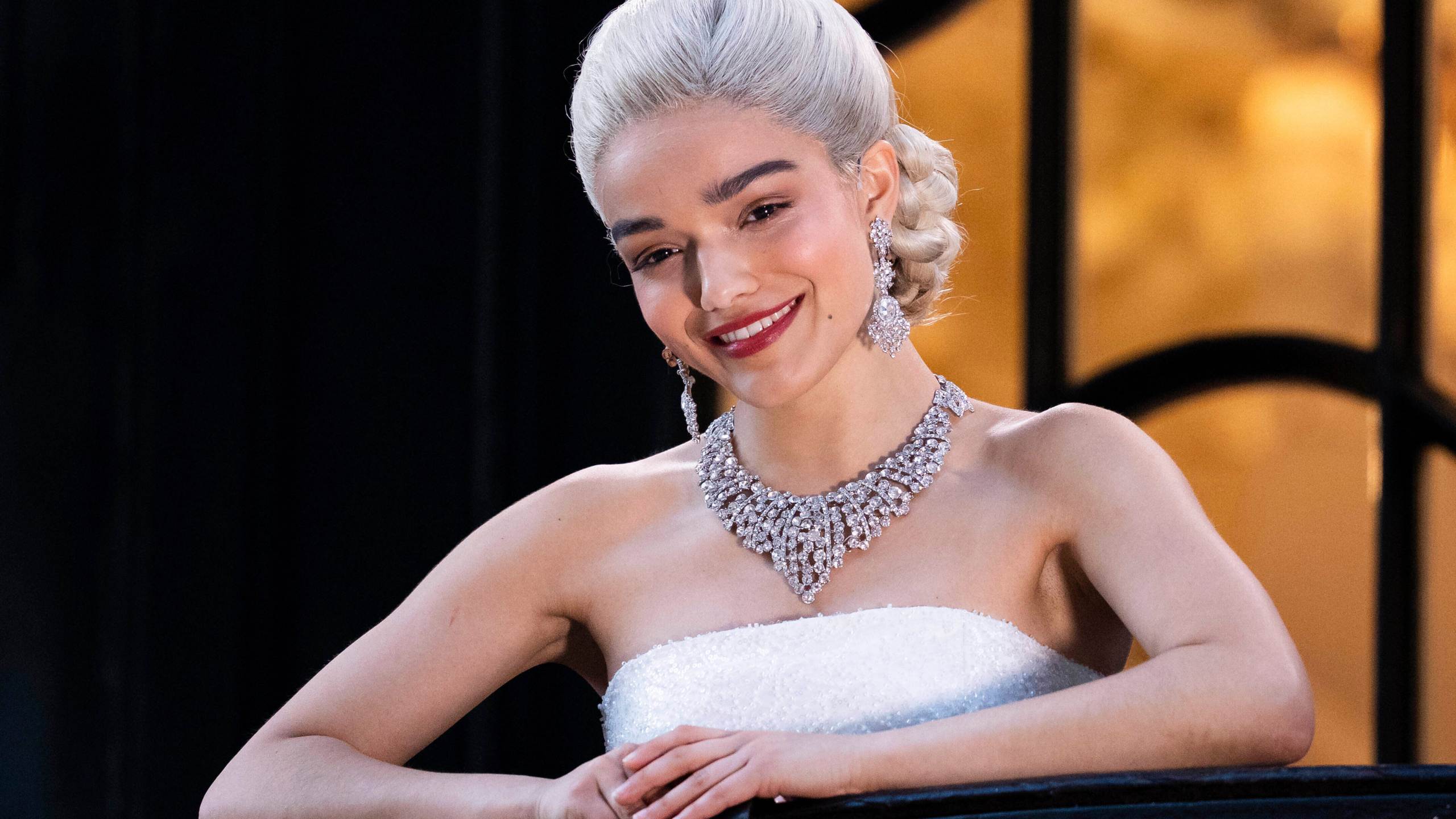 2560x1440 Rachel Zegler serenades the crowd for free in a new London production of ' Evita'. KRQE News 13