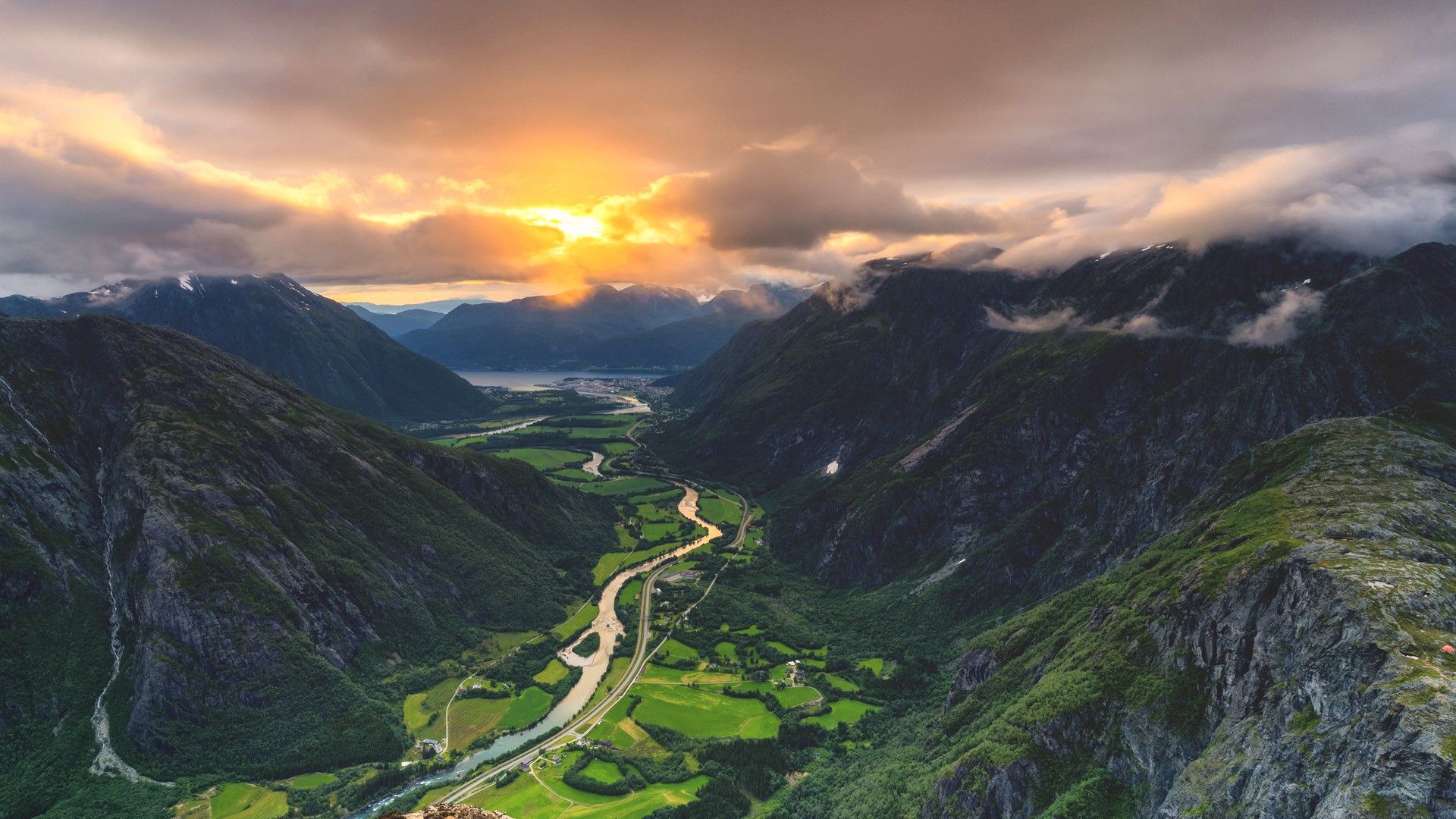 1920x1080 Romsdalen valley seen from Romsdalseggen Ridge at sunset, Andalsnes, More og Romsdal, Norway. Windows Spotlight Image