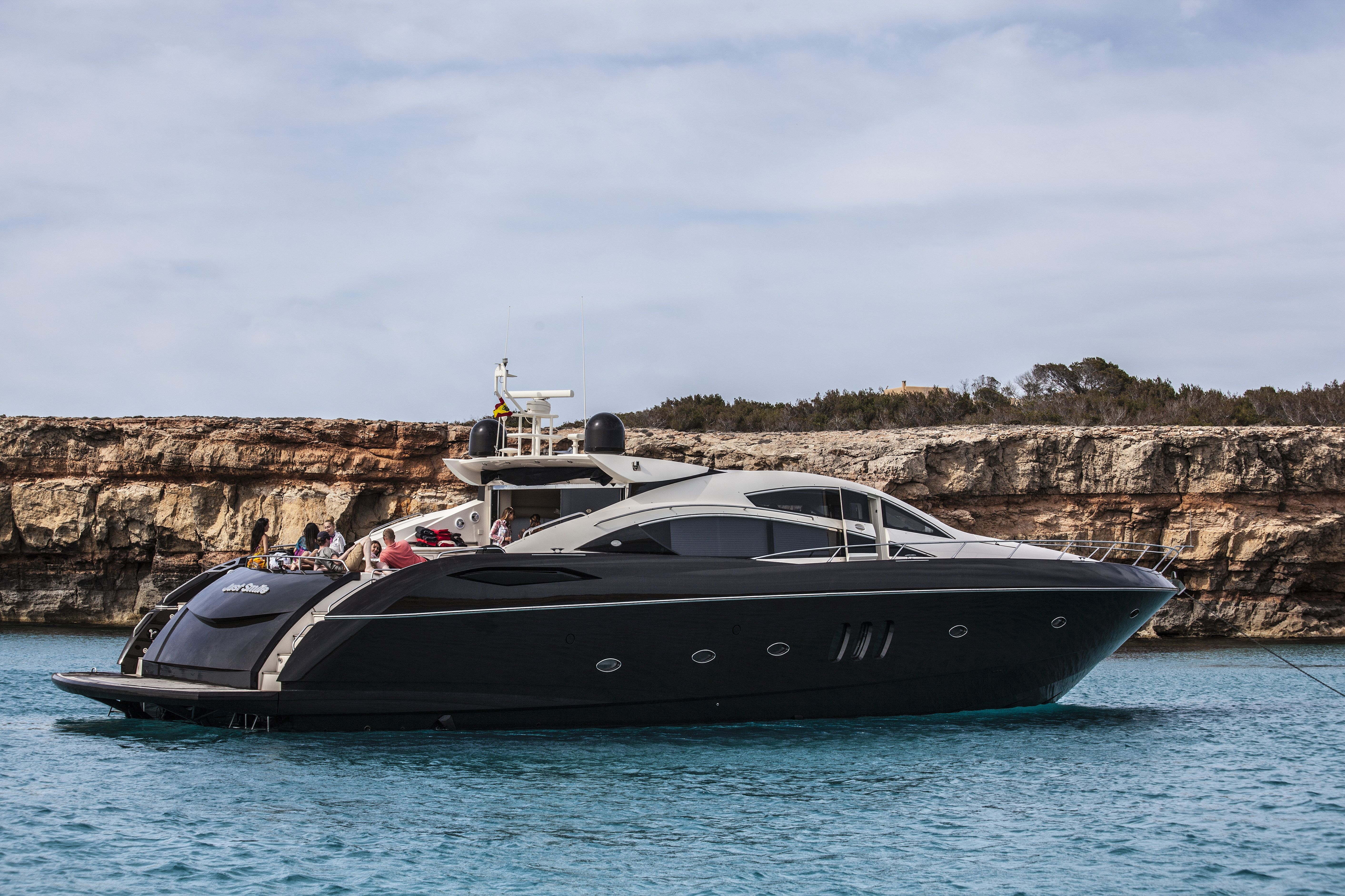 5650x3767 Sleek Black Yacht in 4K Ultra HD Vehicle Wallpaperx3767