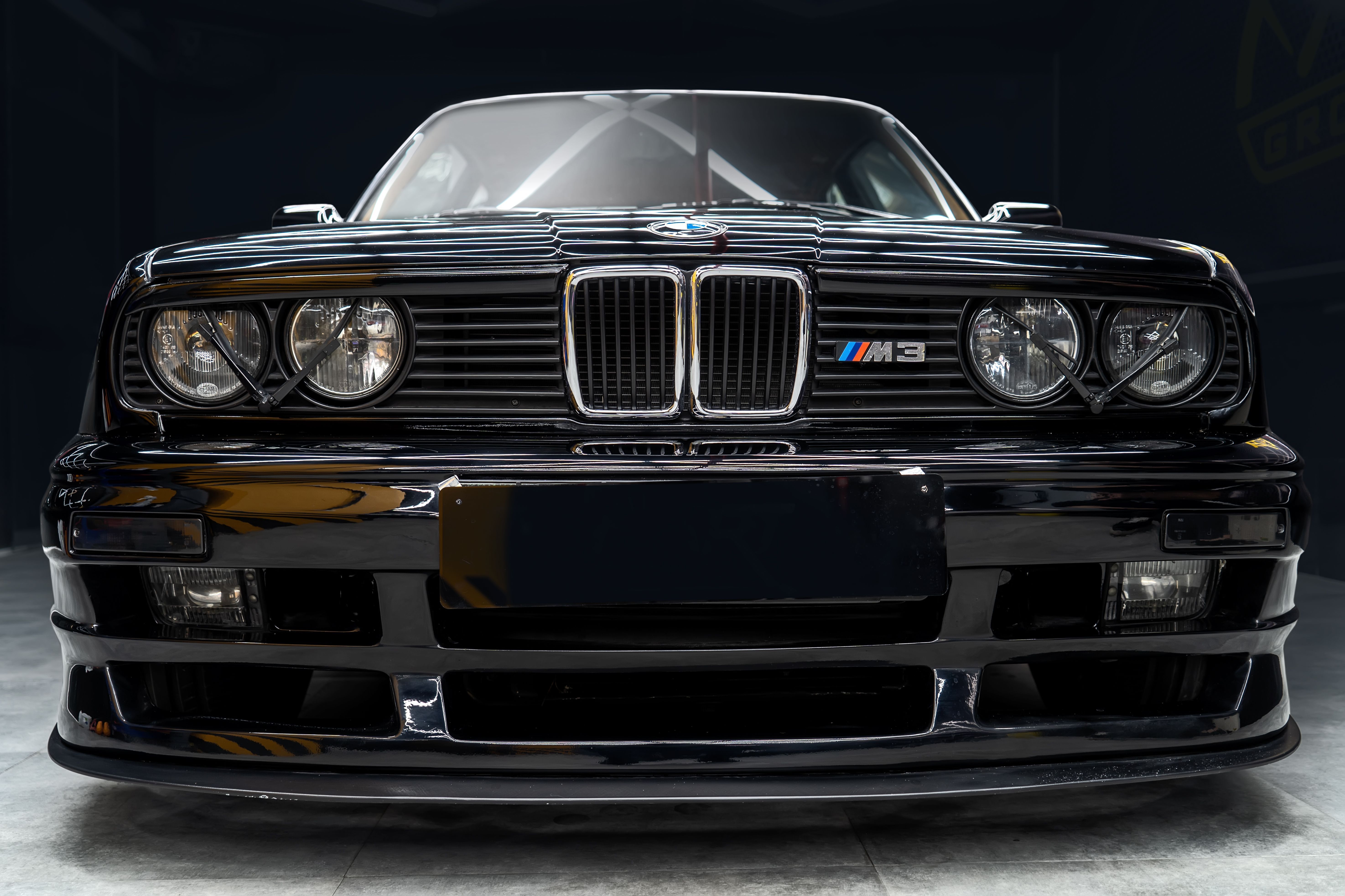5898x3932 Front of BMW M3 E30 · Free
