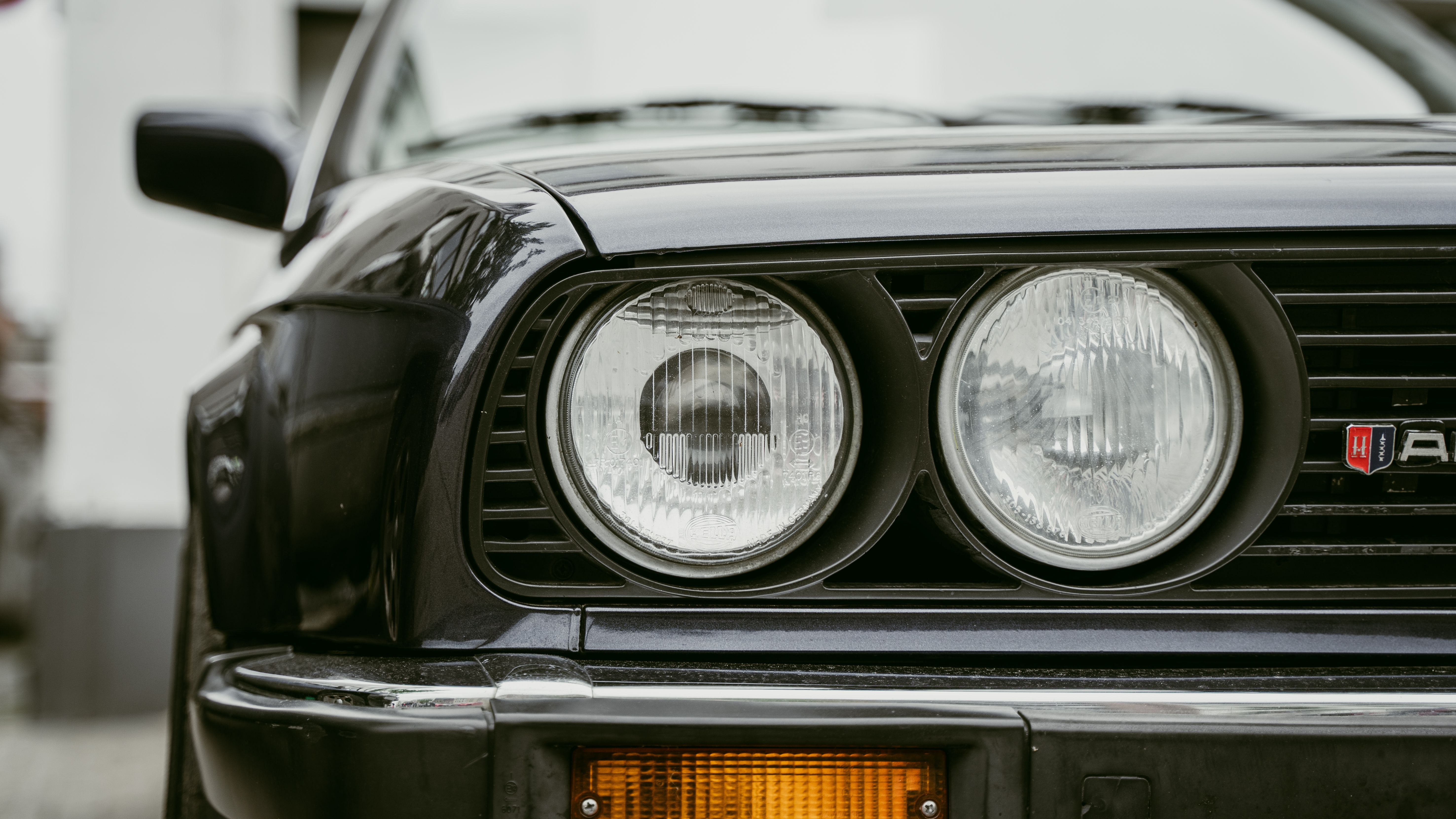 5905x3323 Close up of Black BMW E30 · Free