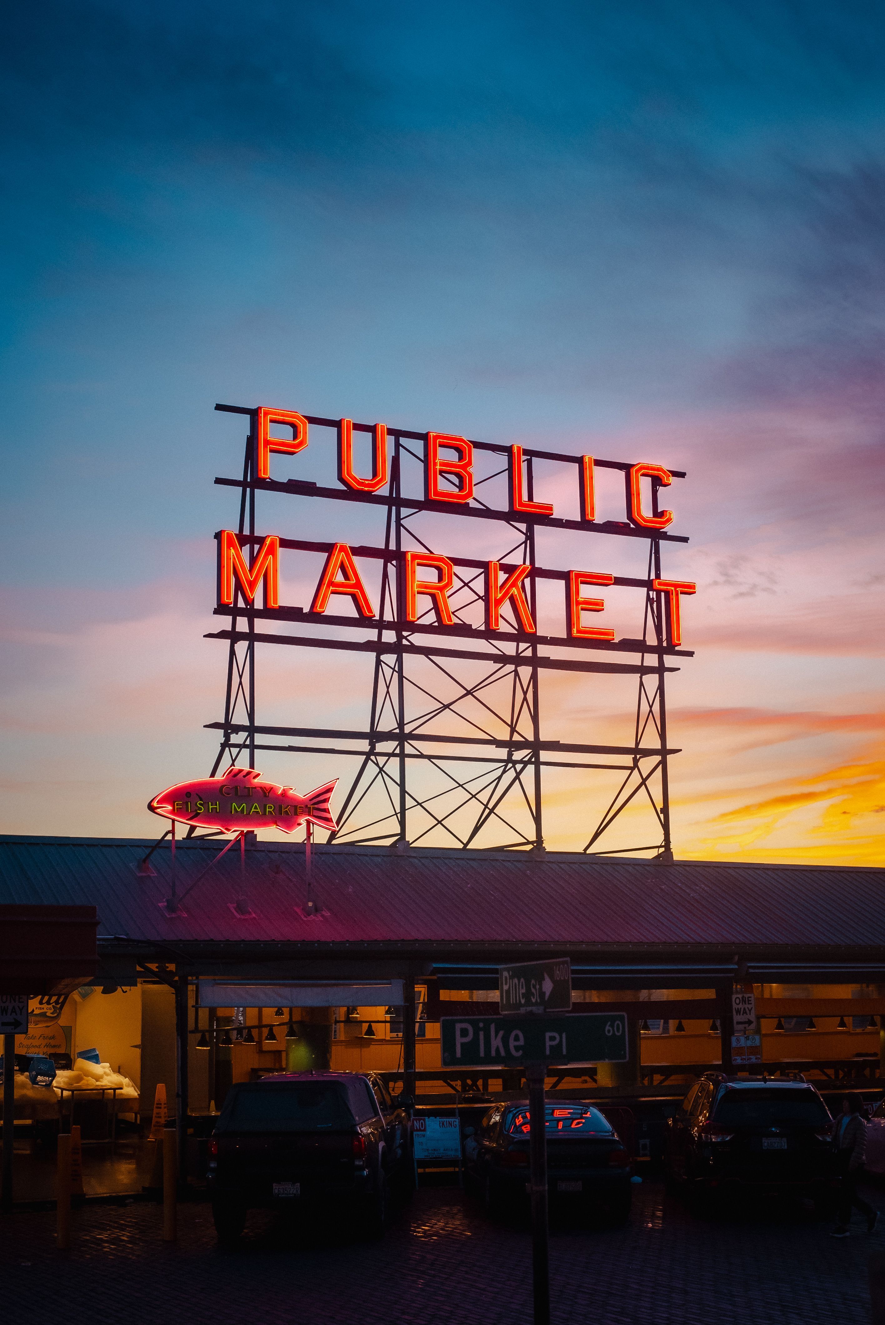 2832x4240 Iconic Pike Place Market Sign at Dusk · Free