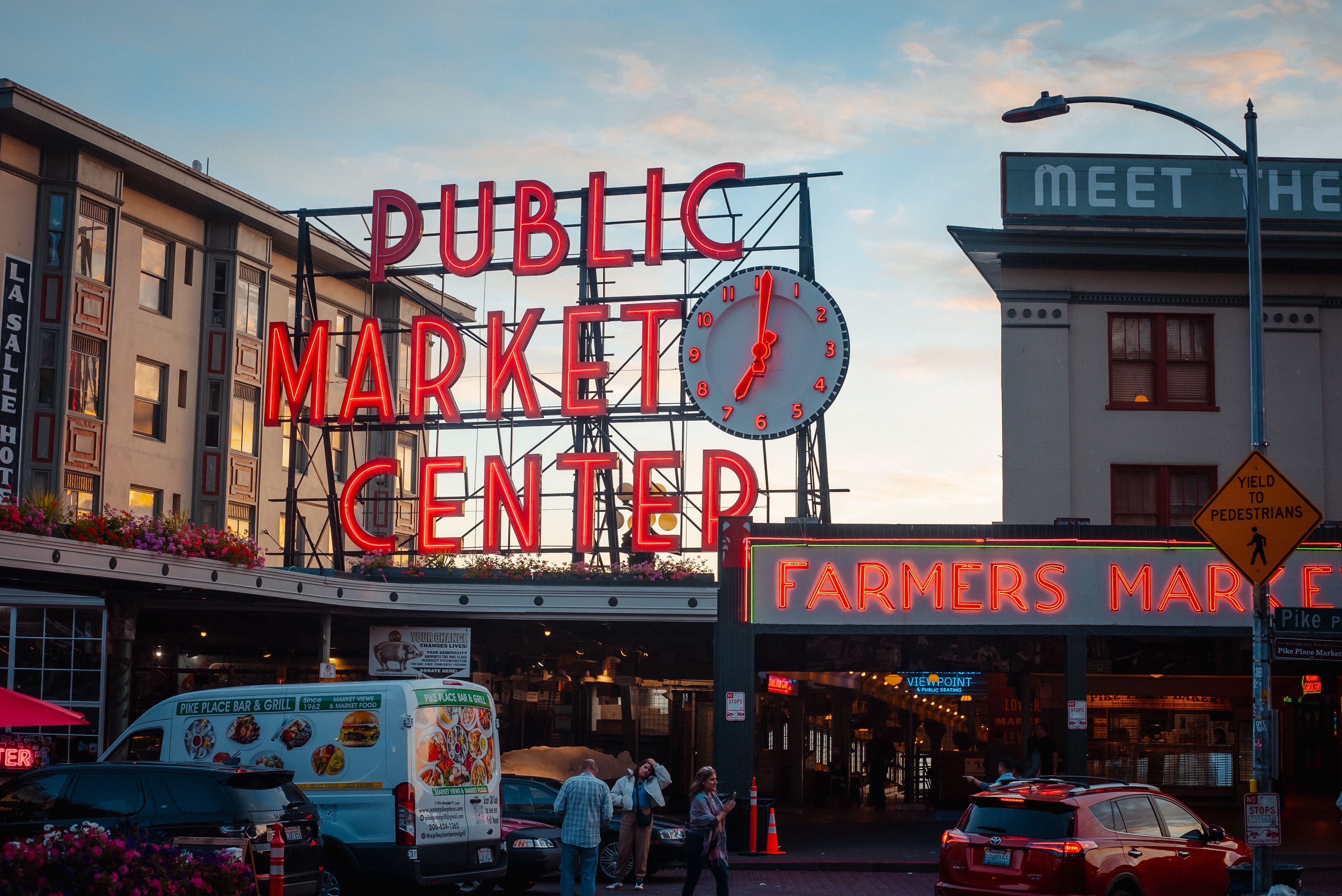 4240x2832 Iconic Pike Place Market Sign in Seattle · Free