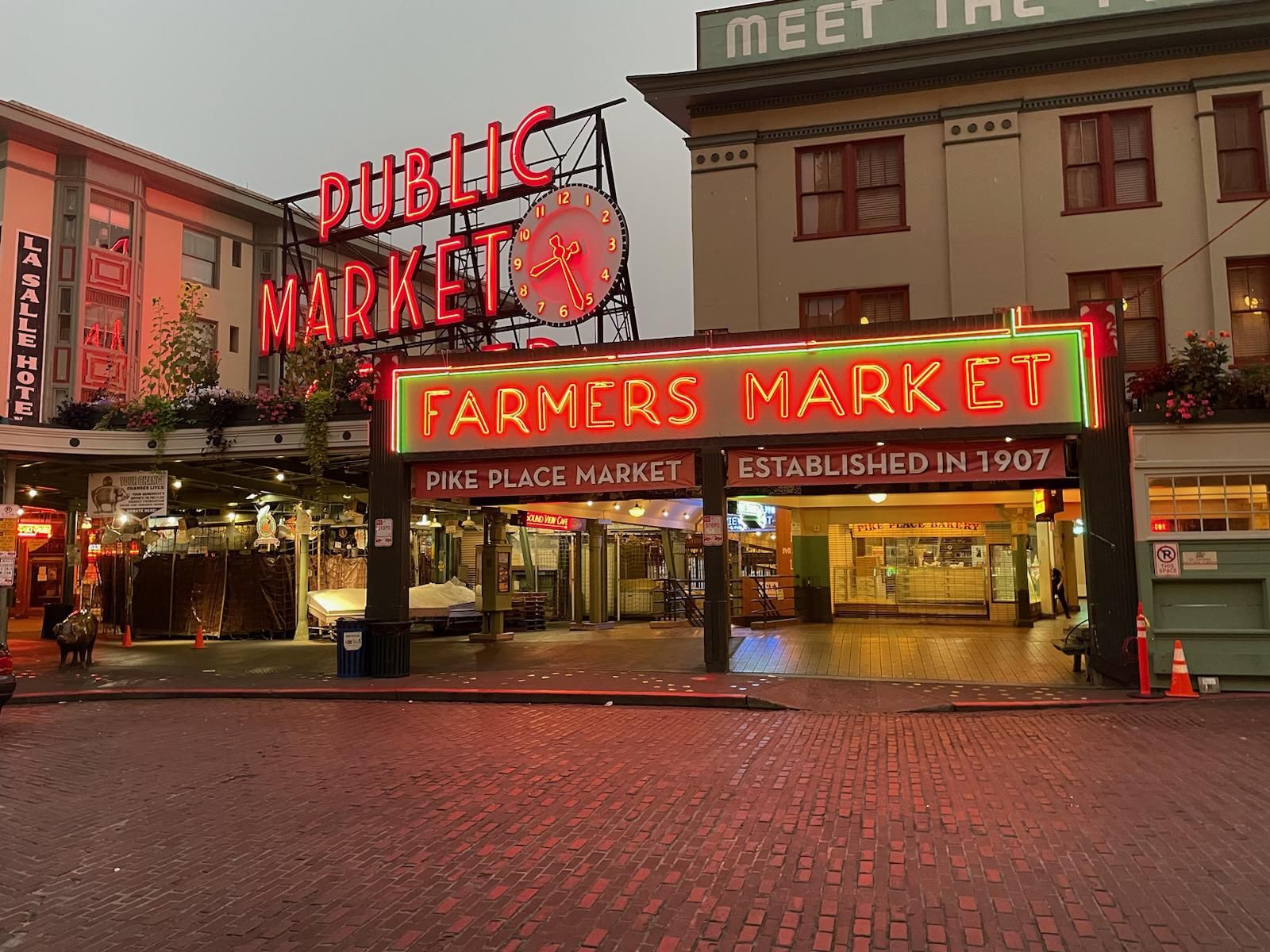 1600x1200 Figured I'd share a picture of Pike Place Market that I took