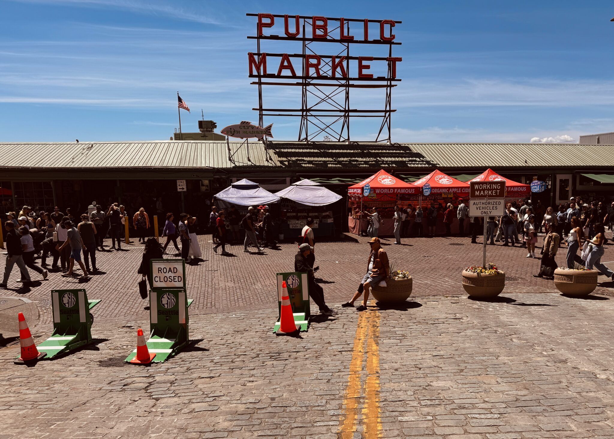 2048x1463 Tell us what you think about the Pike Place Market vehicle barriers