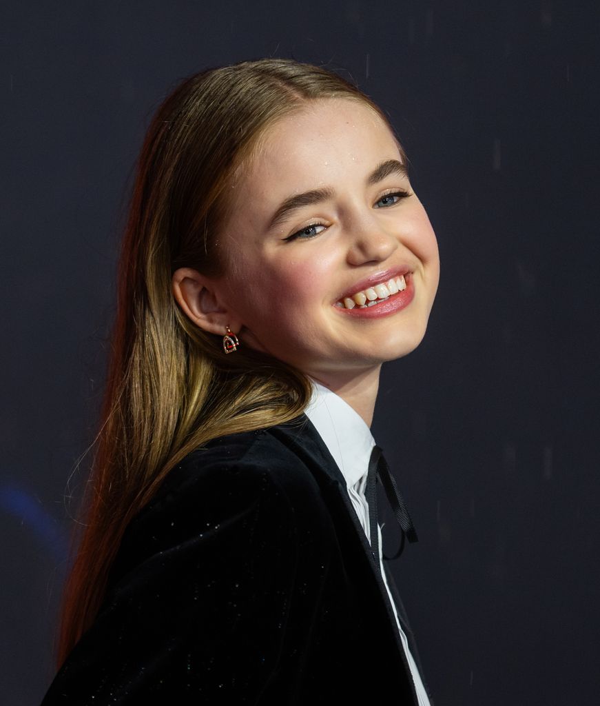 871x1024 Tiene 14 años y va a inspirar los looks de las adolescentes en 2026: así es Nell Fisher (Holly Wheeler en 'Stranger Things')
