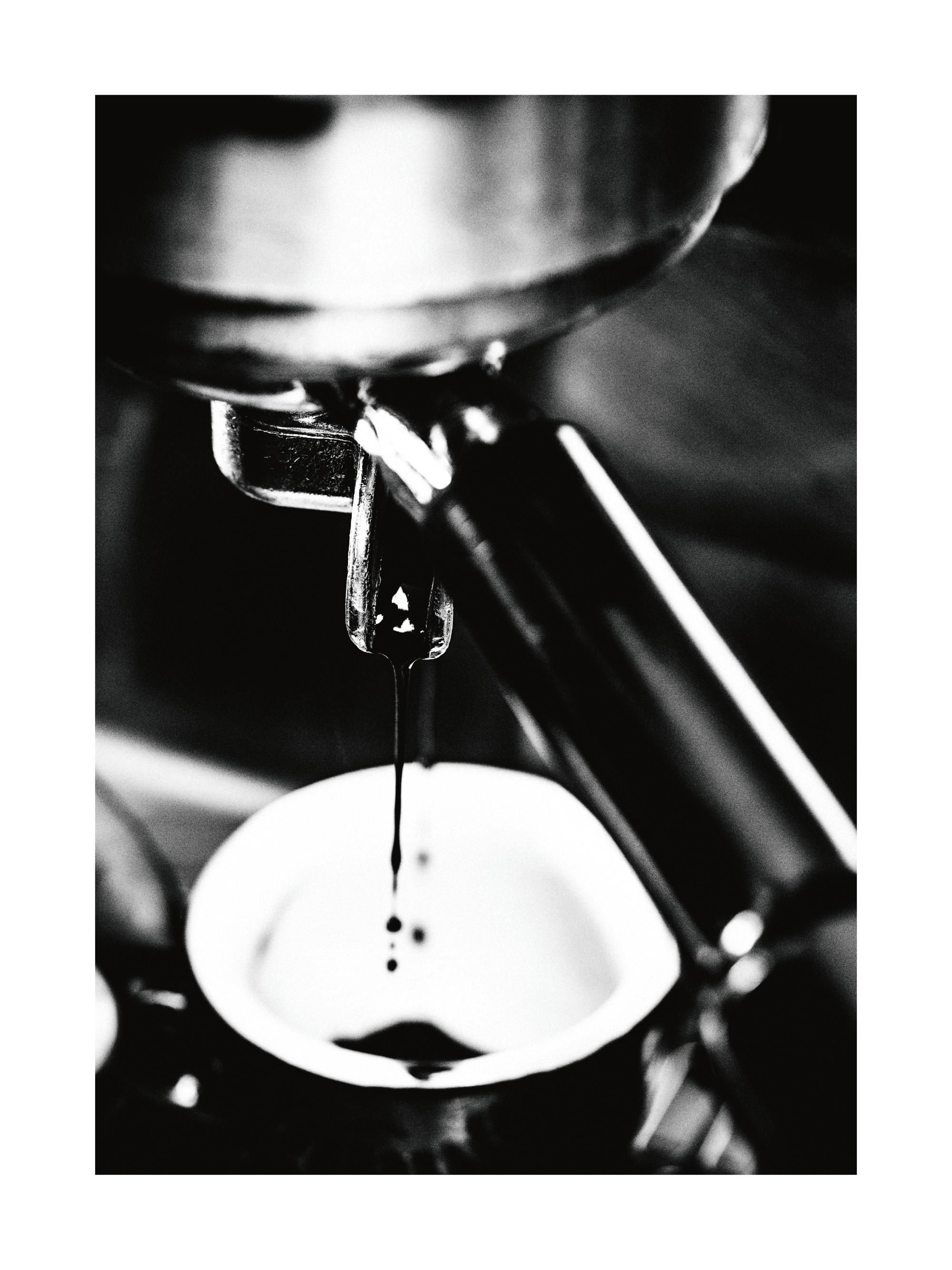2000x2667 Espresso In the Making Print