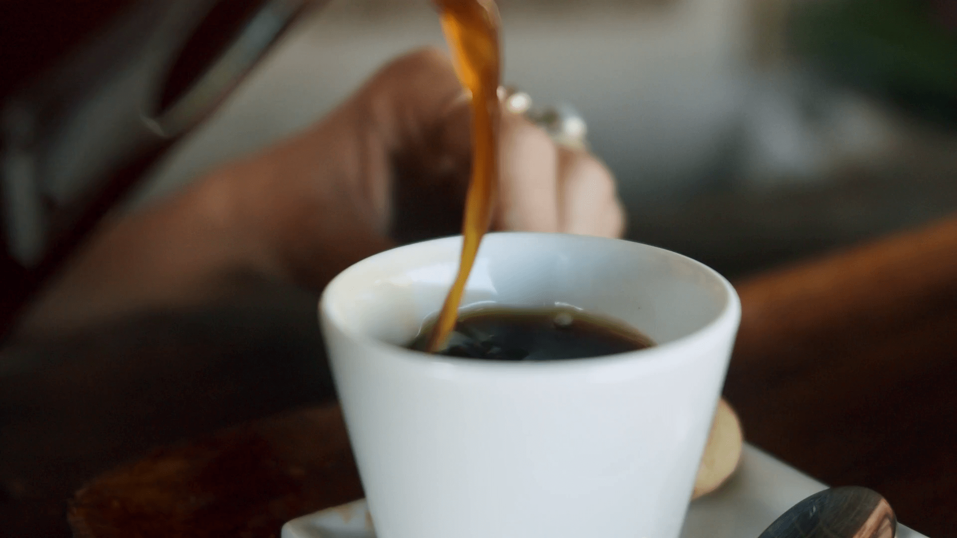 1920x1080 Pouring coffee in a mug